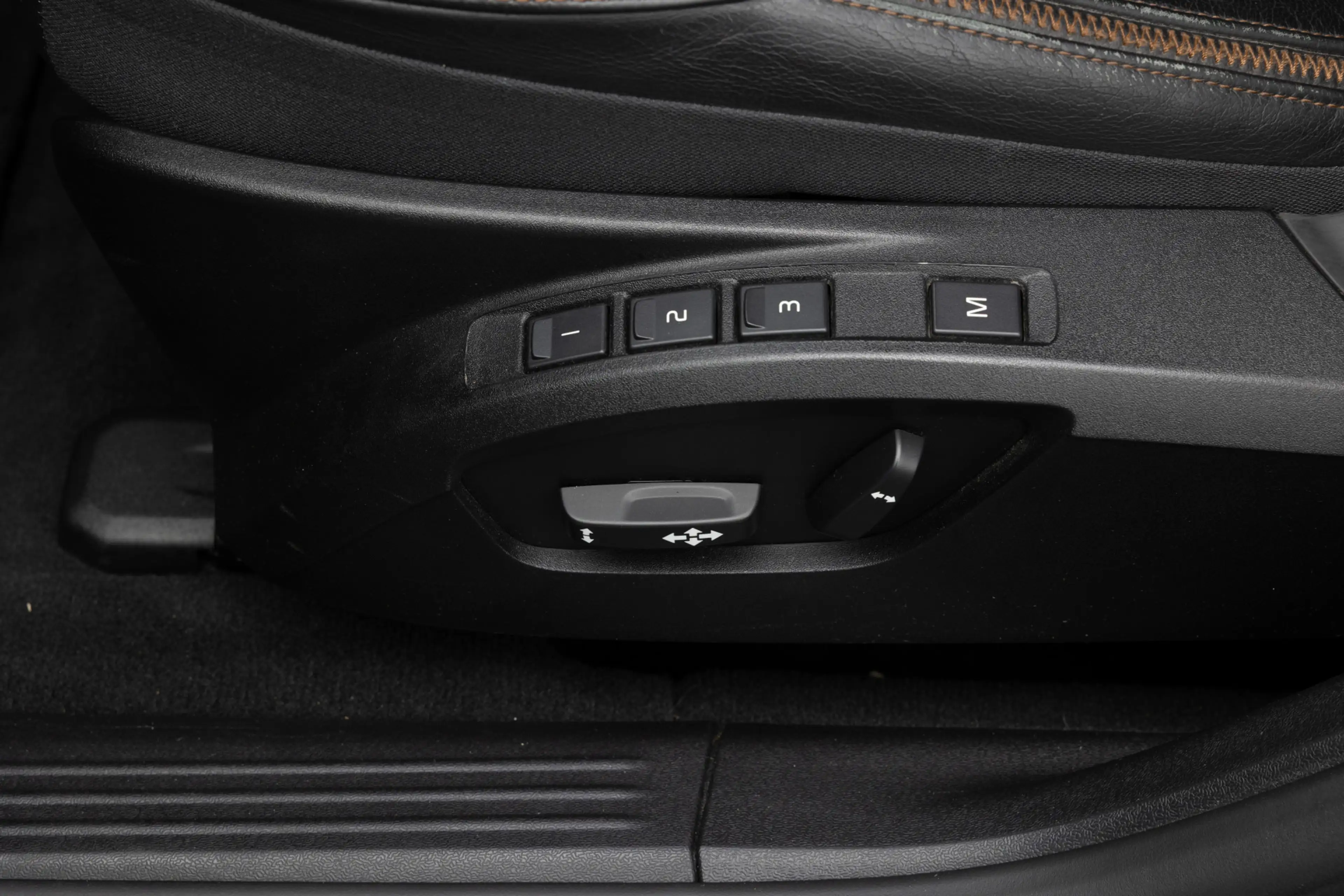 Volvo V40 Cross Country 2.0 T4 Nordic+ | LEDER | PANO | CAMERA | NL-AUTO | — photo 8