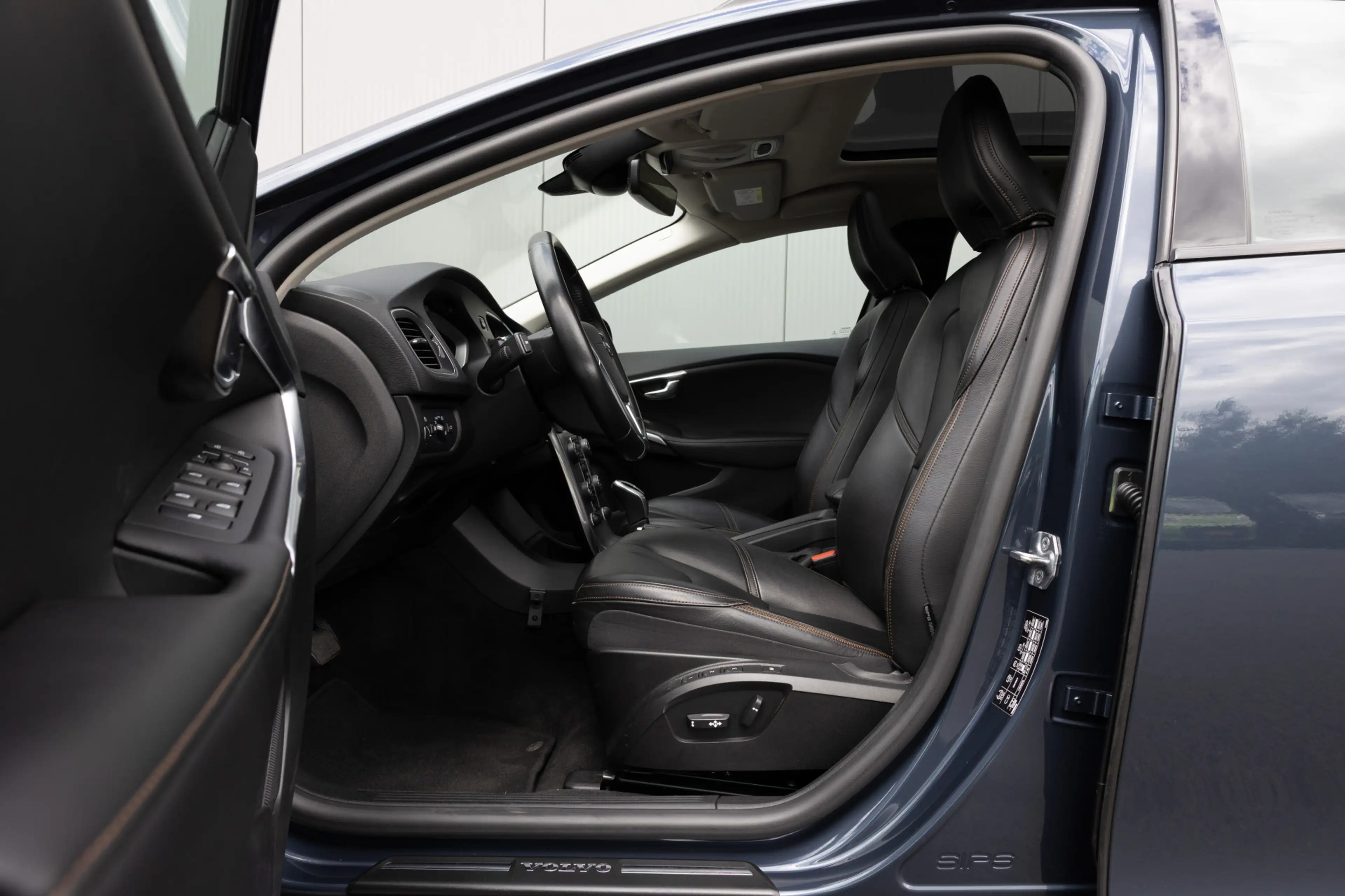 Volvo V40 Cross Country 2.0 T4 Nordic+ | LEDER | PANO | CAMERA | NL-AUTO | — photo 7