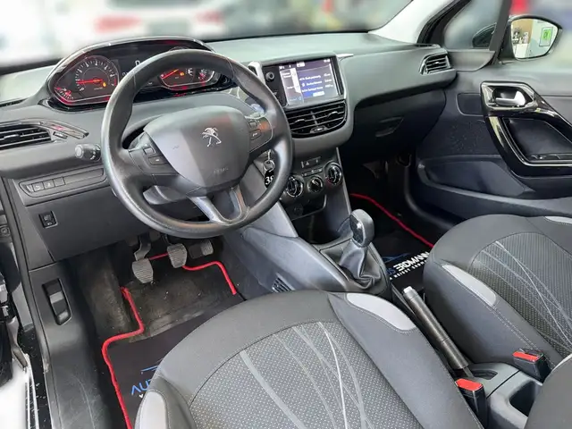 Peugeot 208 view 9