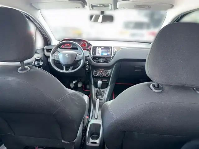 Peugeot 208 view 11