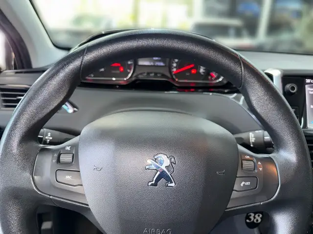 Peugeot 208 view 12
