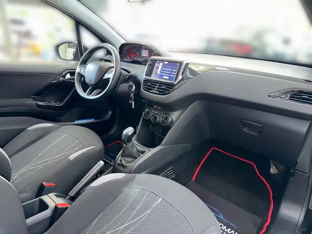 Peugeot 208 view 10
