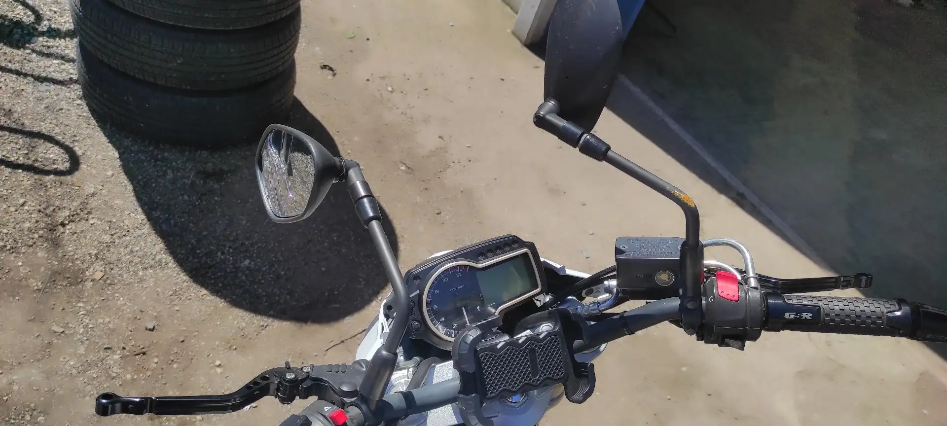 Suzuki GSR 750 Biały - 2