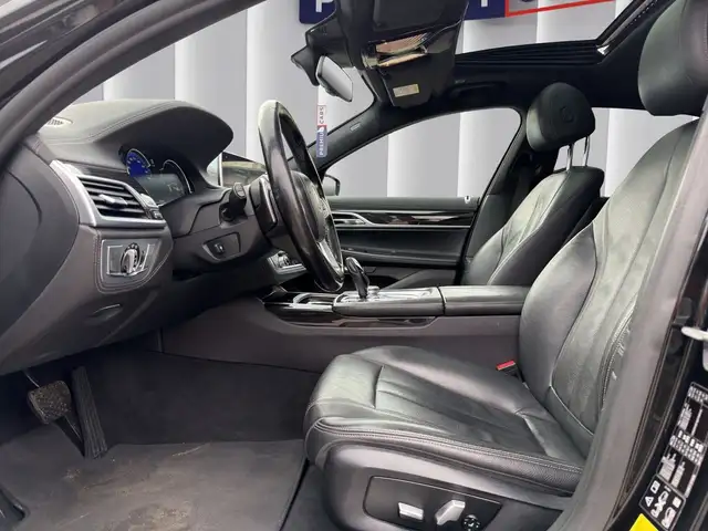 BMW 7 Series view 10