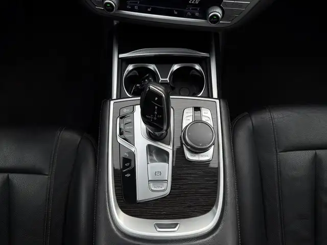 BMW 7 Series view 15