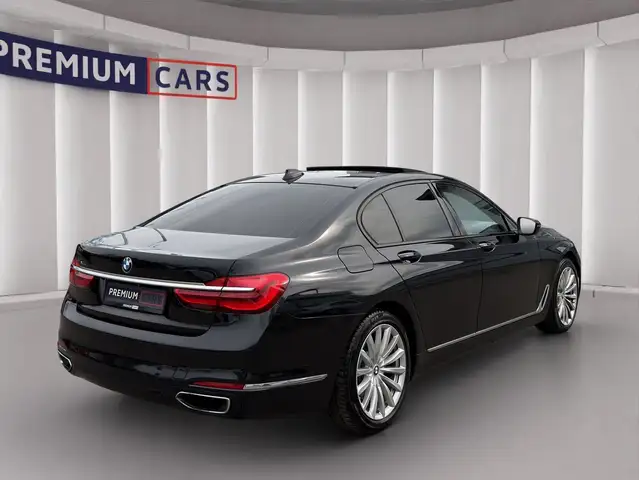 BMW 7 Series view 5