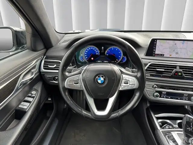 BMW 7 Series view 12