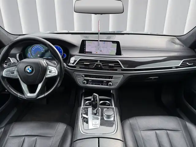 BMW 7 Series view 11