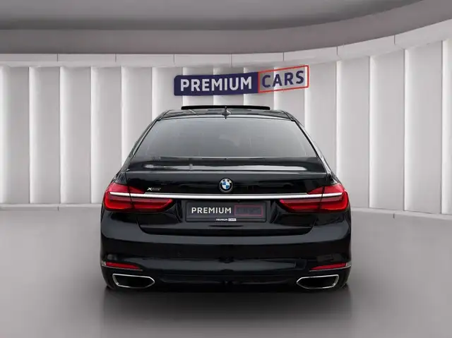 BMW 7 Series view 4