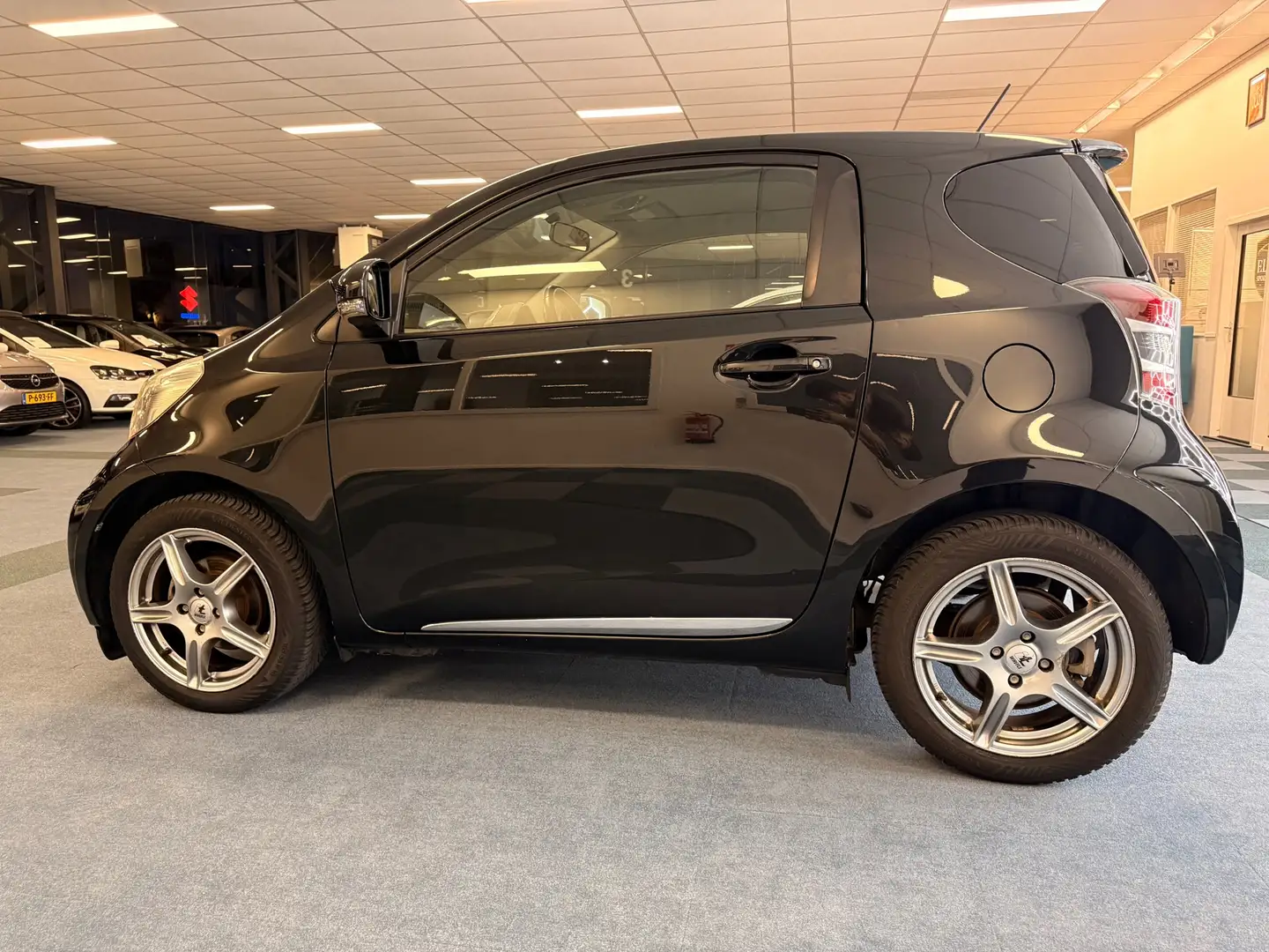 Toyota iQ 1.0 VVTi Black Edition I NAP I Schwarz - 2