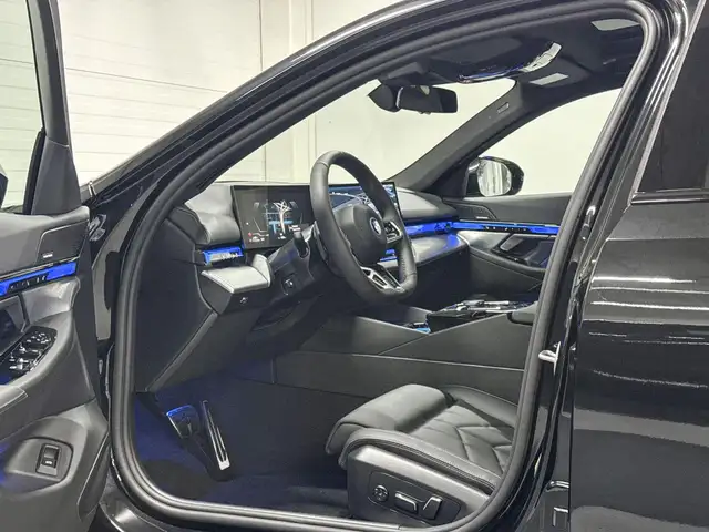 BMW 5 Series view 9