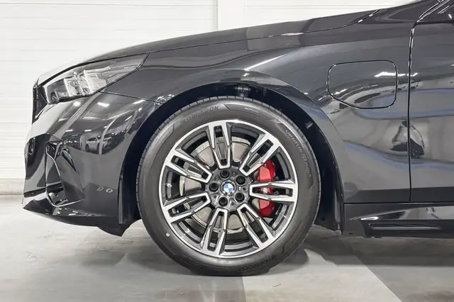 BMW 5 Series view 4