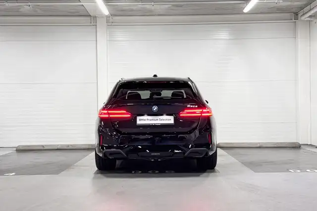 BMW 5 Series view 8