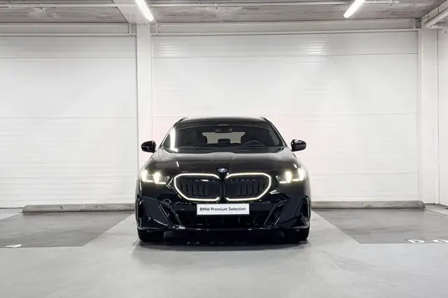 BMW 5 Series view 6