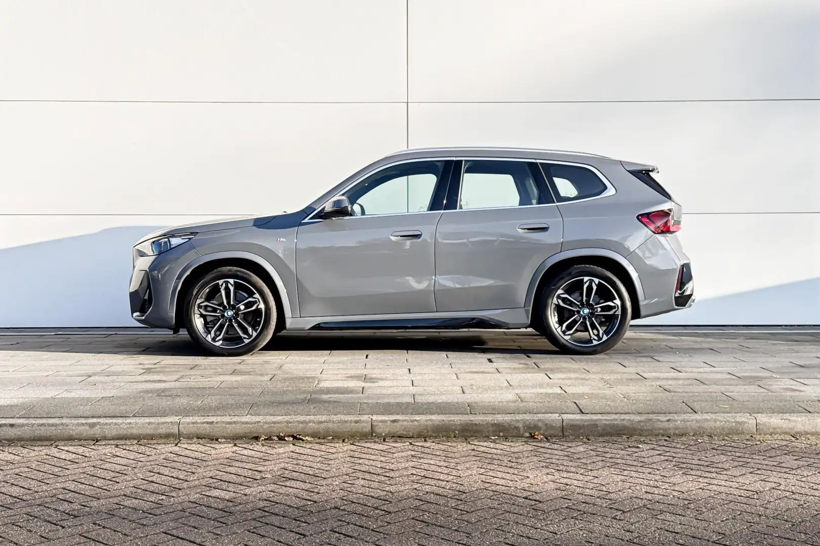 BMW iX1 xDrive30 Grijs - 2