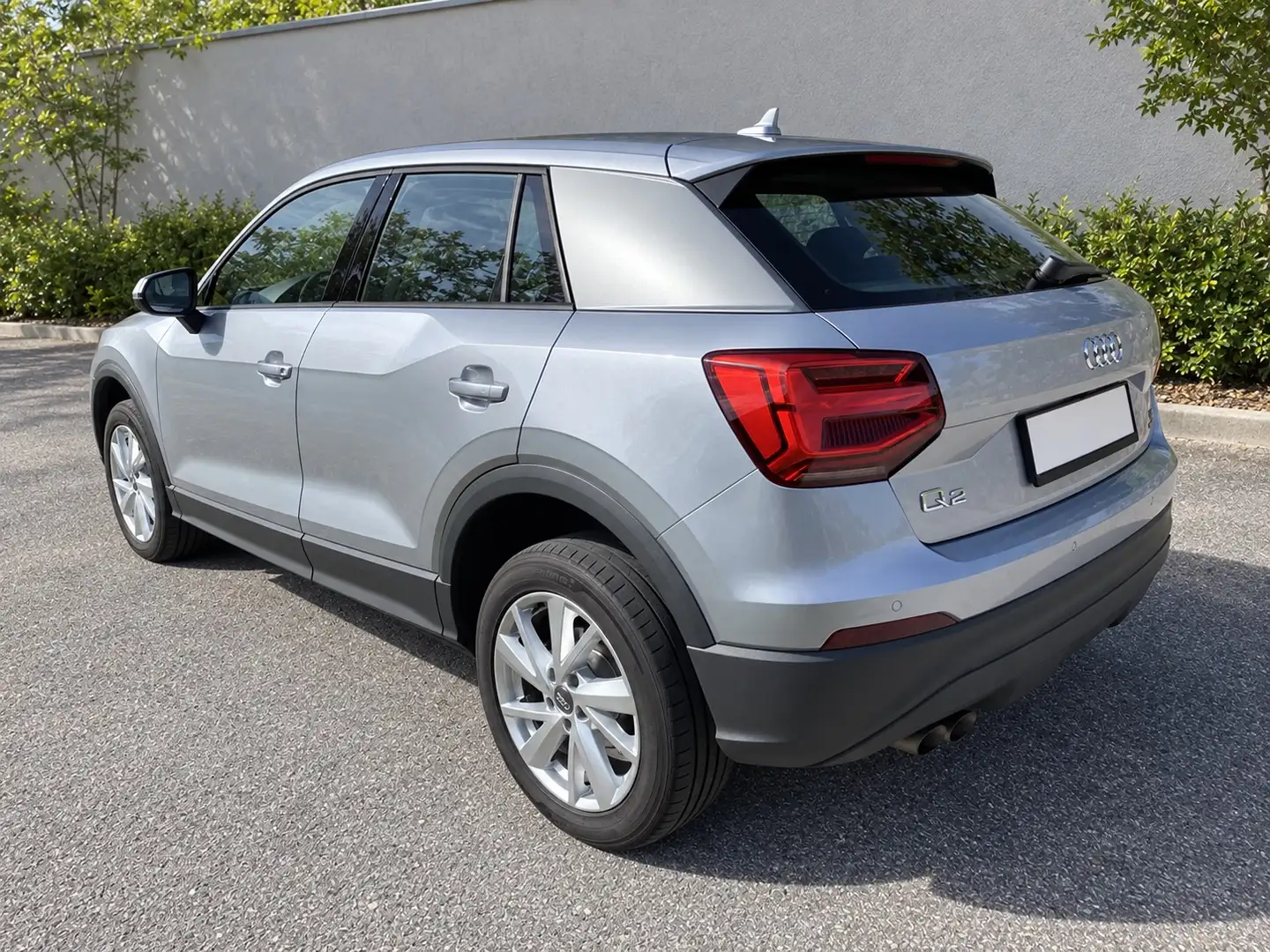 Audi Q2 Q2 2,0 TDI quattro S-tronic NAVI+el.Heckklappe+PDC+AHK Silber - 1