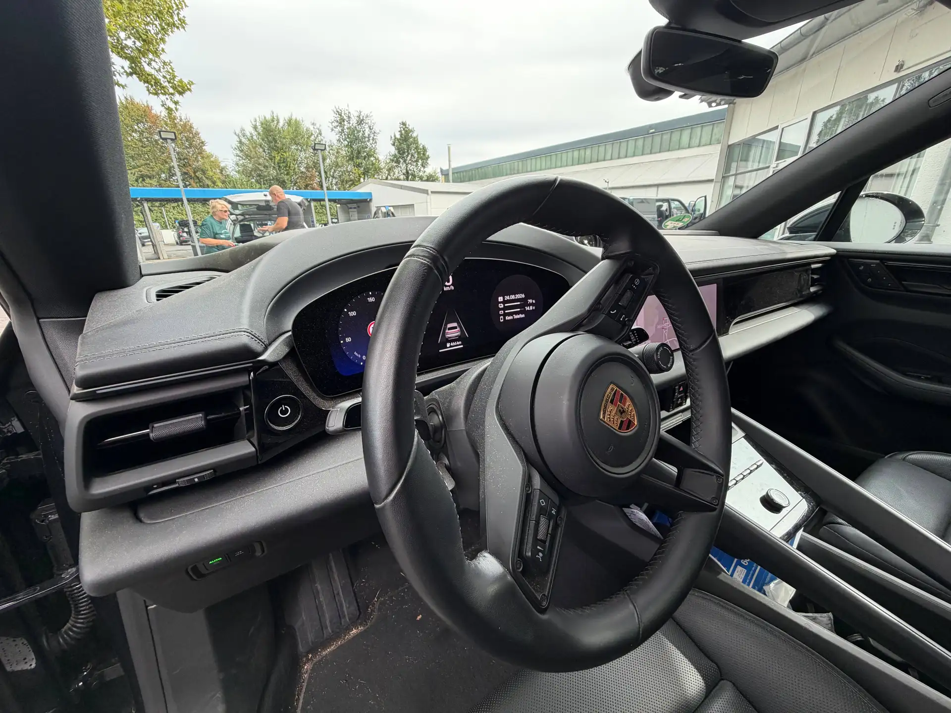 Porsche Macan 4S Electric 2025 블랙 사진 8