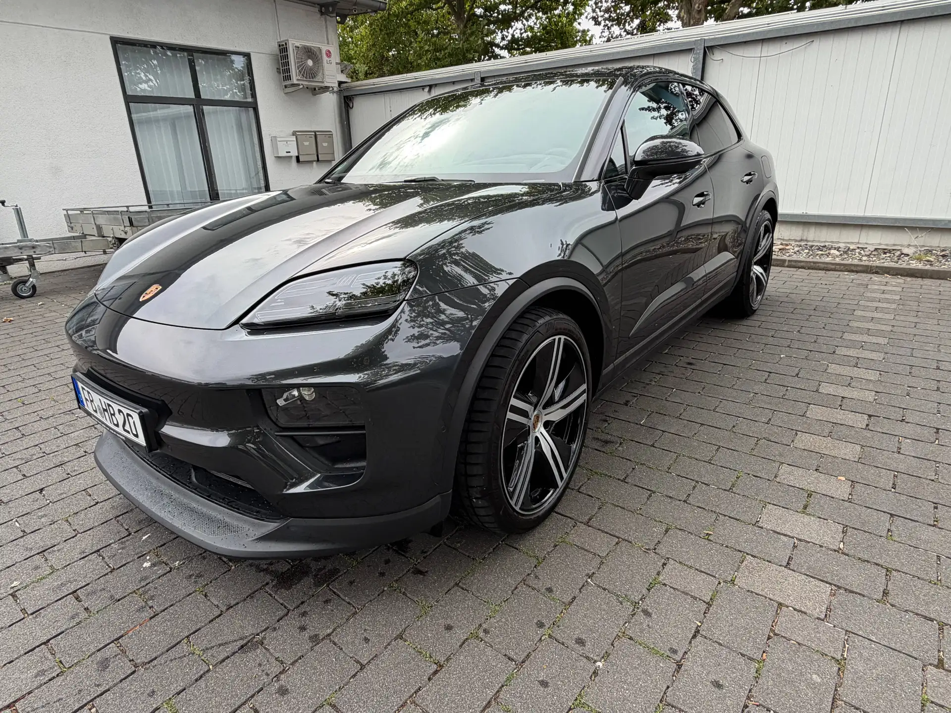 Porsche Macan 4S Electric 2025 블랙 사진 3