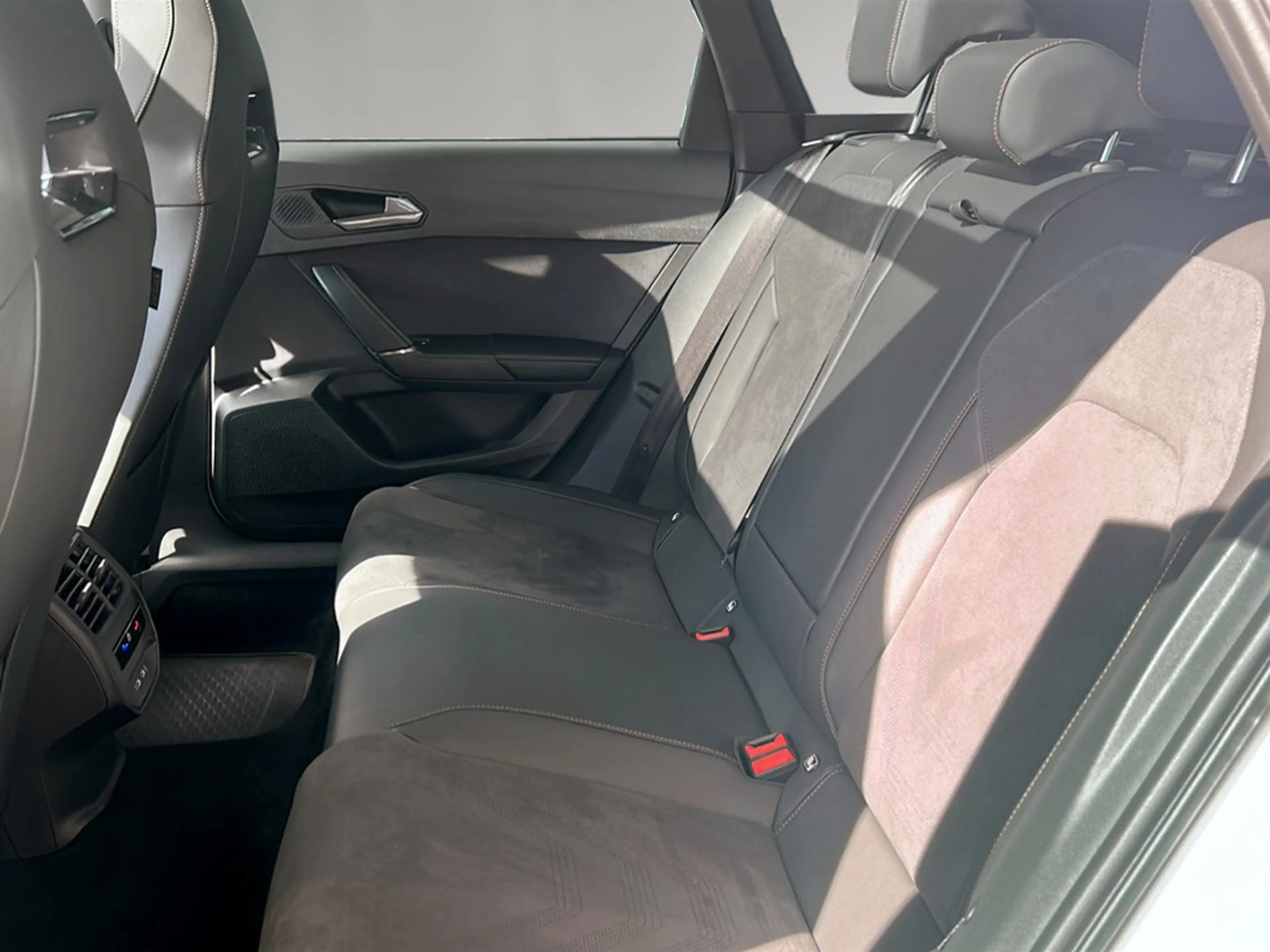 CUPRA Leon 1.5 eTSI DSG — photo 11