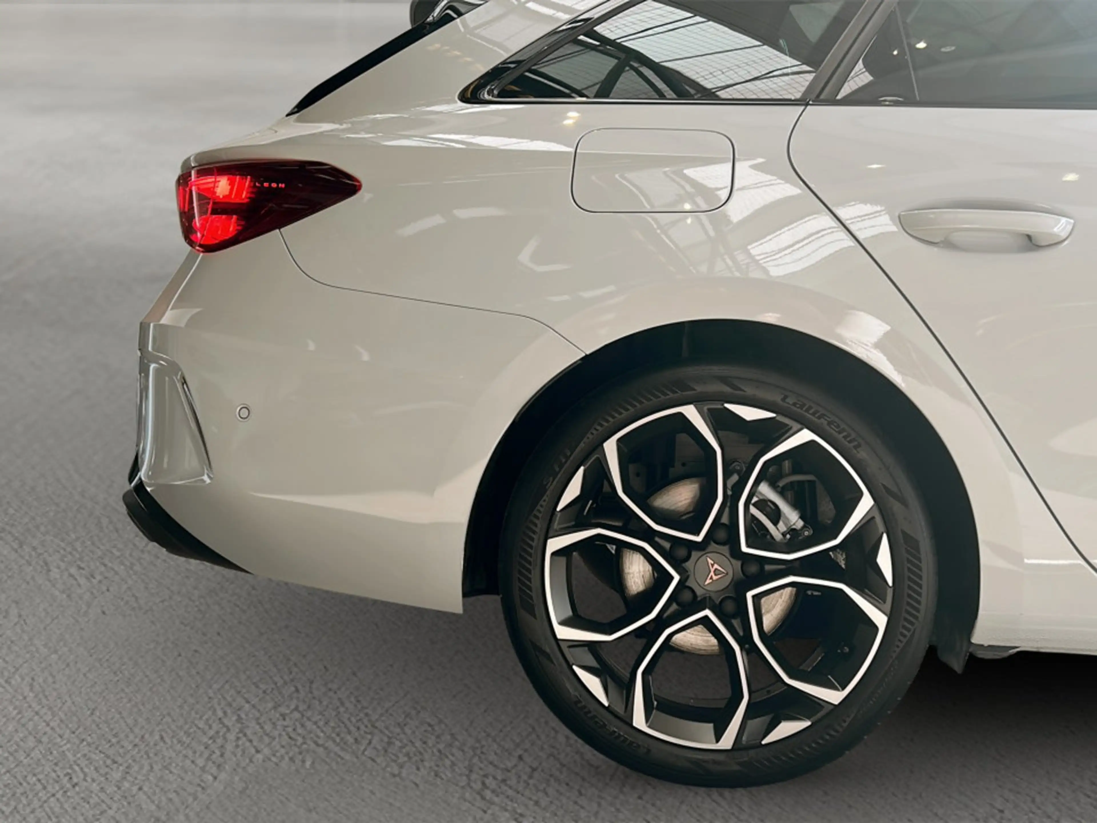 CUPRA Leon 1.5 eTSI DSG — photo 6