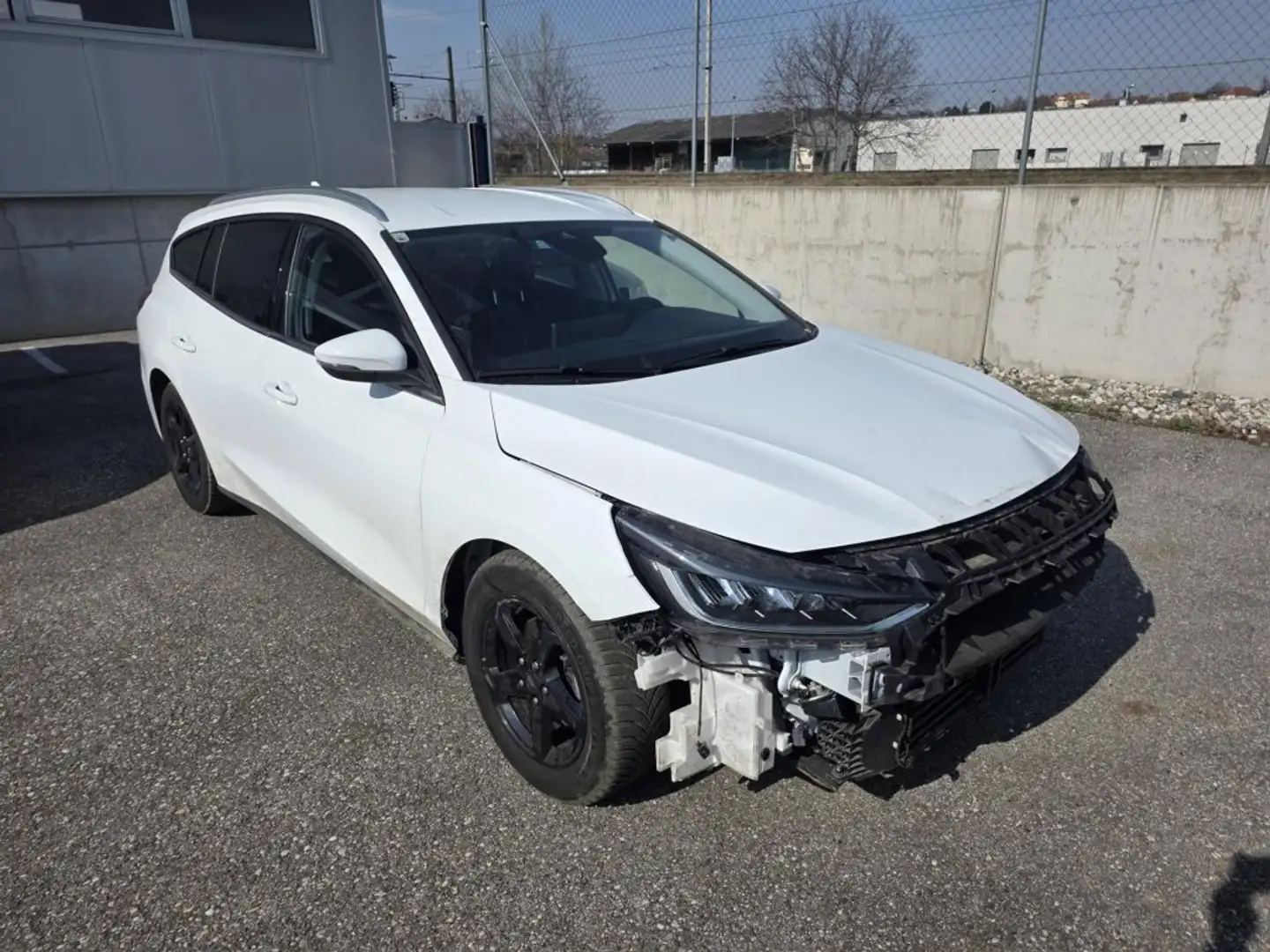 Ford Focus Turnier 1,5 EcoBlue Titanium Aut. FRONTSCHADEN! Weiß - 2