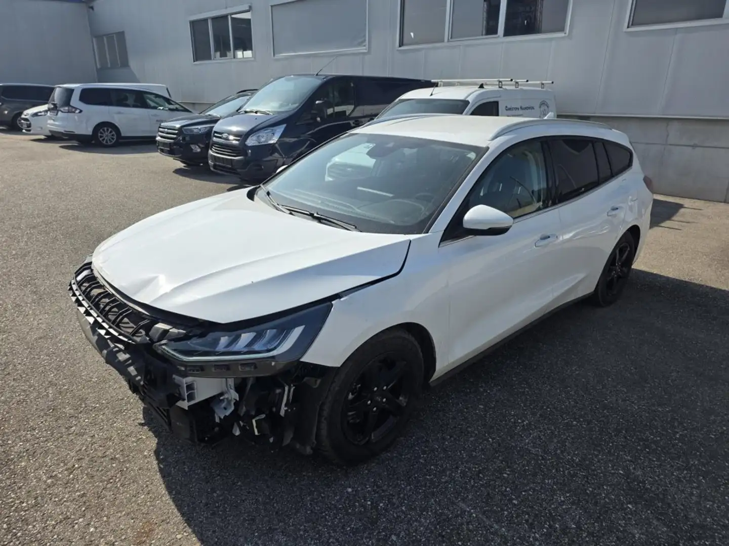 Ford Focus Turnier 1,5 EcoBlue Titanium Aut. FRONTSCHADEN! Weiß - 1