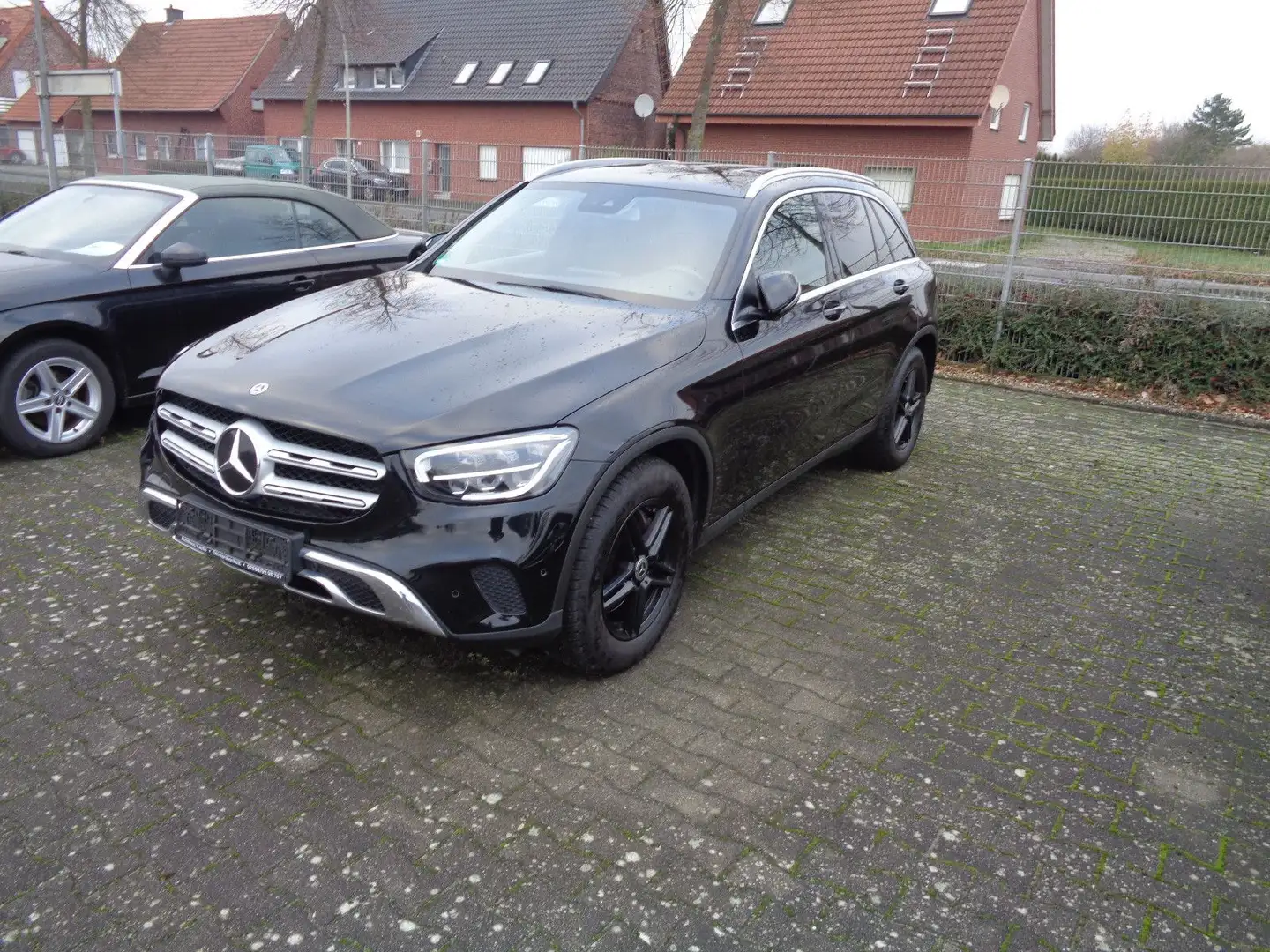 Mercedes-Benz GLC 220 CDI 4 M., AHK, LED, MET.,Aut.,Distr.,Tot Schwarz - 1