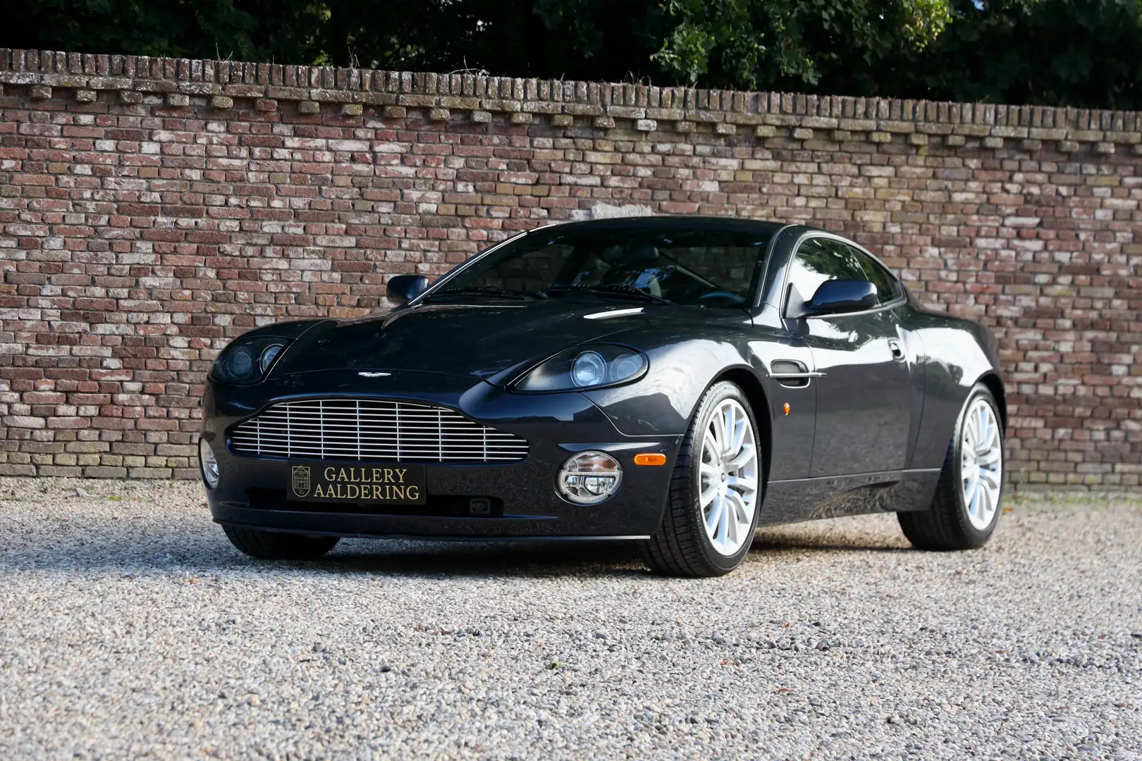 Aston Martin Vanquish 5.9 V12 "11.800 Miles" Presented in "Snow Shadow G Schwarz - 1