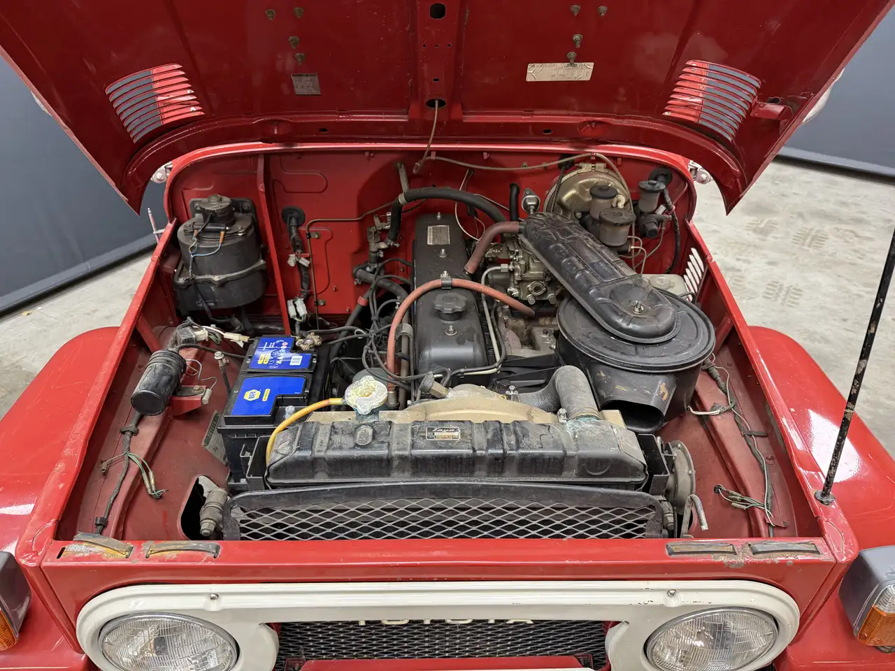 Toyota Land Cruiser FJ40 (Petrol) Vinyl Top "Freeborn Red" In its orig, foto 4