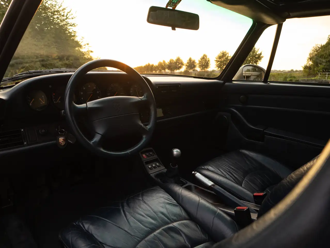 Porsche 993 TARGA / 53.800 KM! / MANUAL / AS NEW / ONLY PORSCHE SERVICING / ALL DOCUMENTATION / SOFT RUFFLED LEATHER / PCCM, foto 3