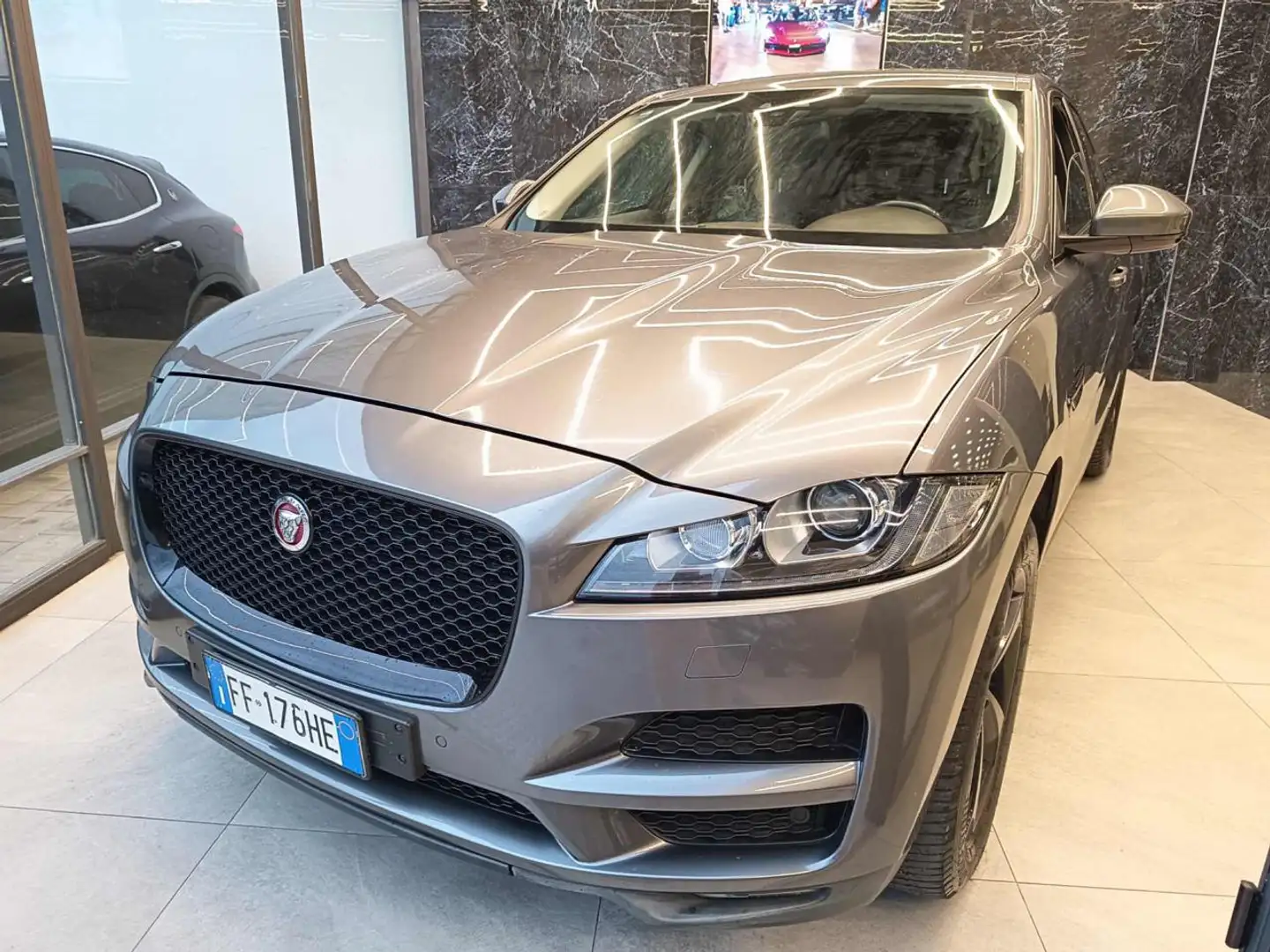 Jaguar F-Pace 2.0 D 180 CV AWD aut. Portfolio Gris - 2
