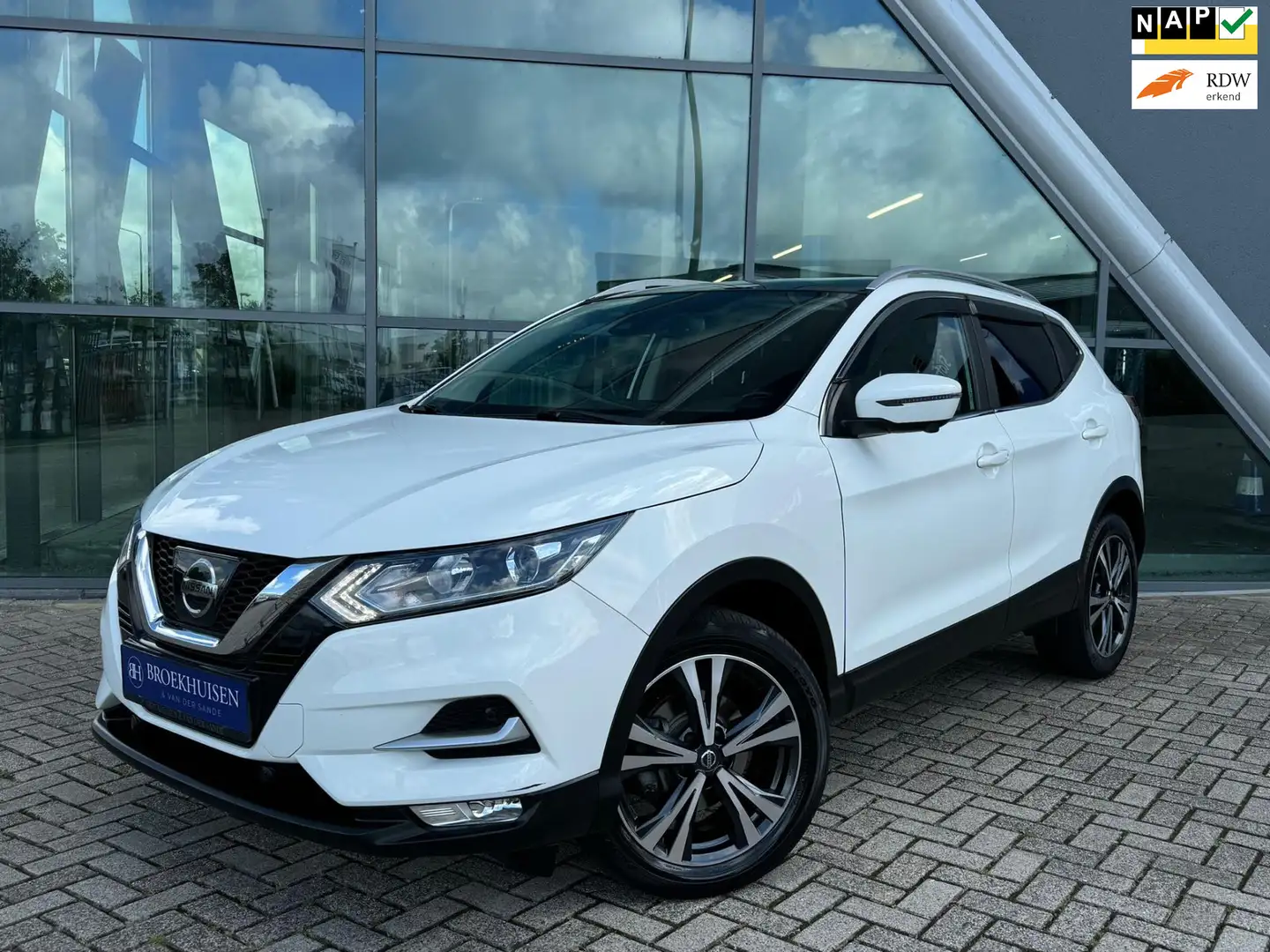 Nissan Qashqai 1.2 N-Connecta Panoramadak / 360 Camera / Keyless Wit - 1