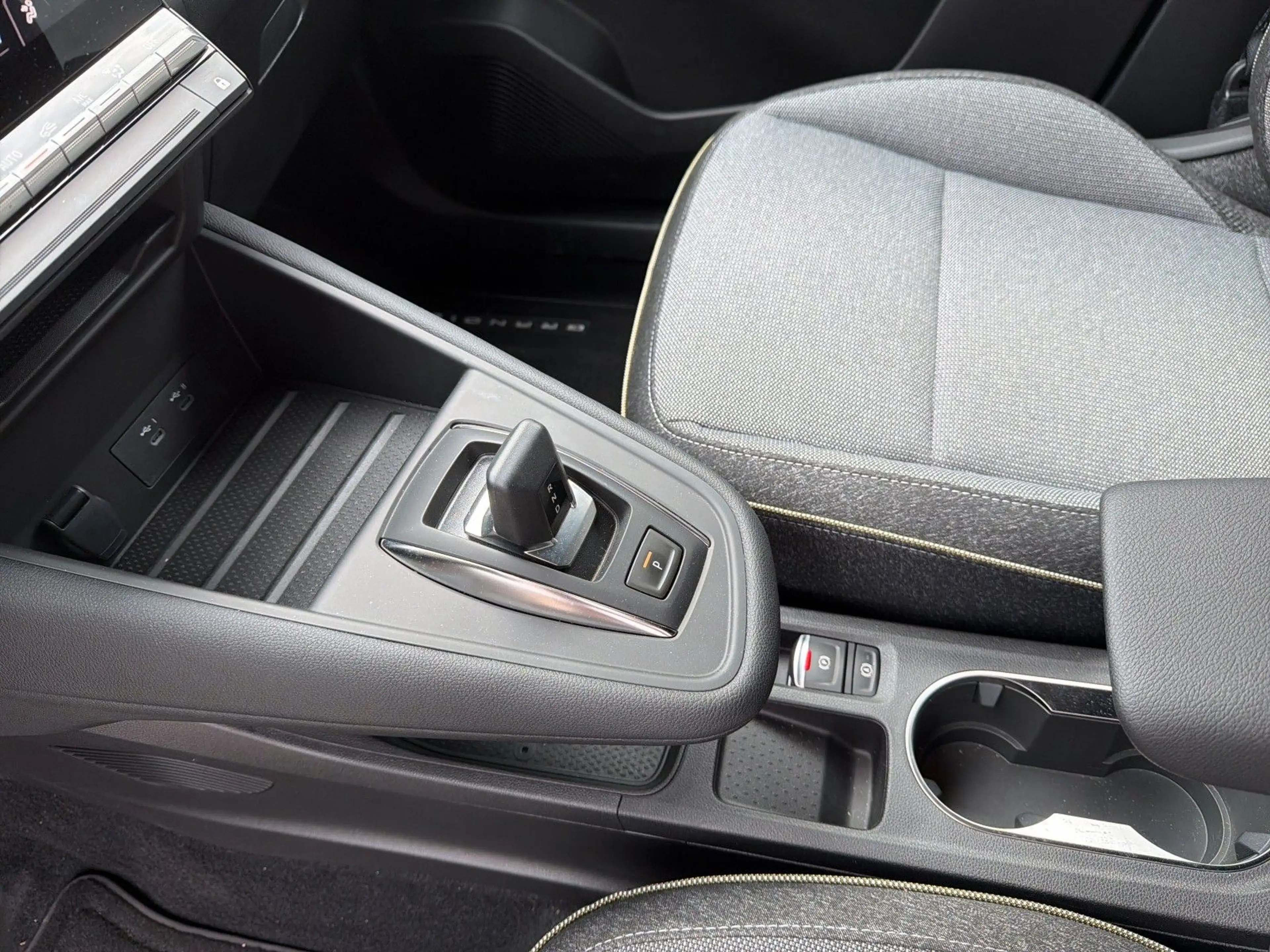 Mitsubishi Grandis 1.3 MHEV 103 kW Intro Edition — photo 13