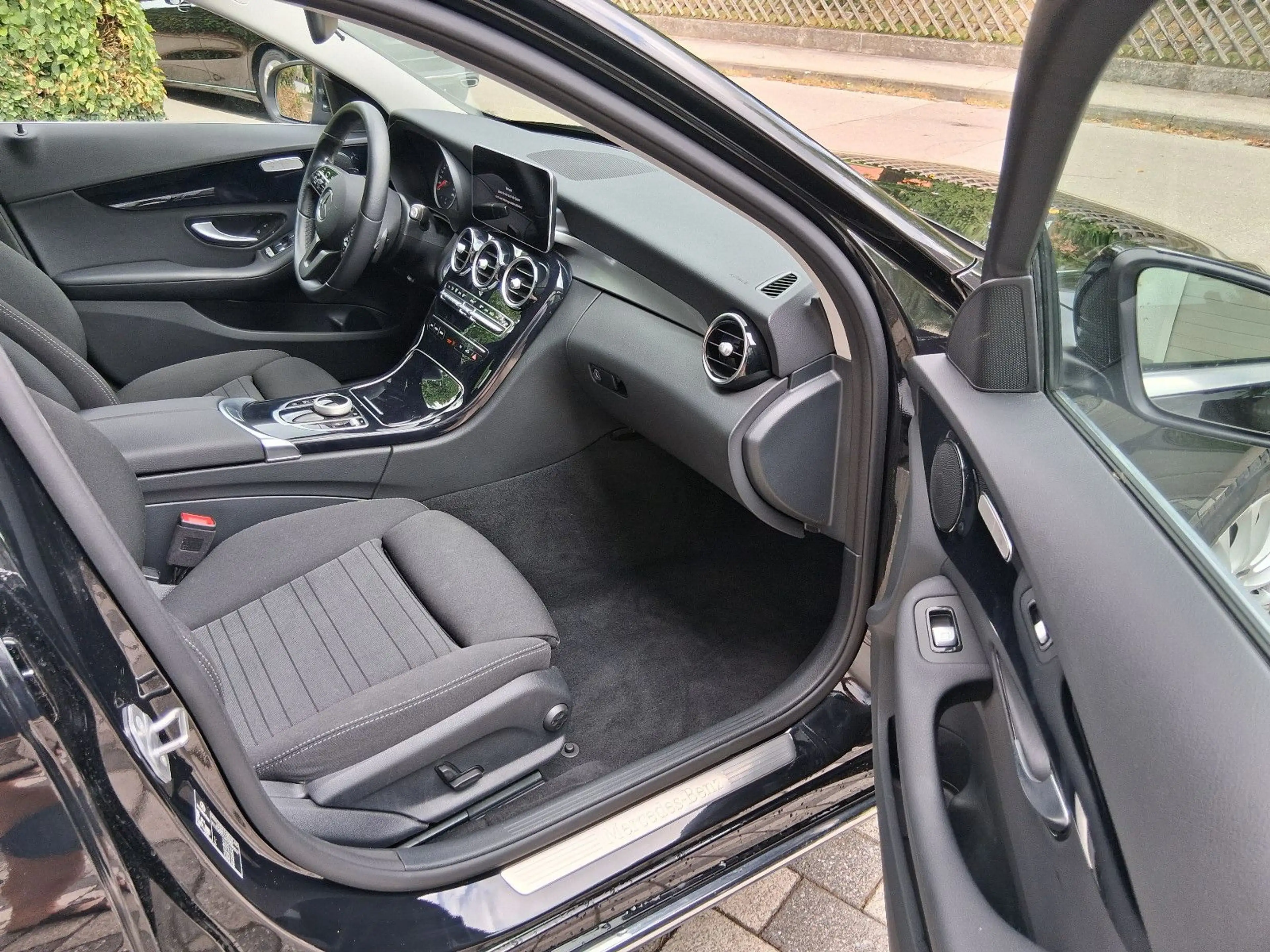 Mercedes-Benz C 220 d T Modell mit AVANTGARDE Motorhaube — photo 11