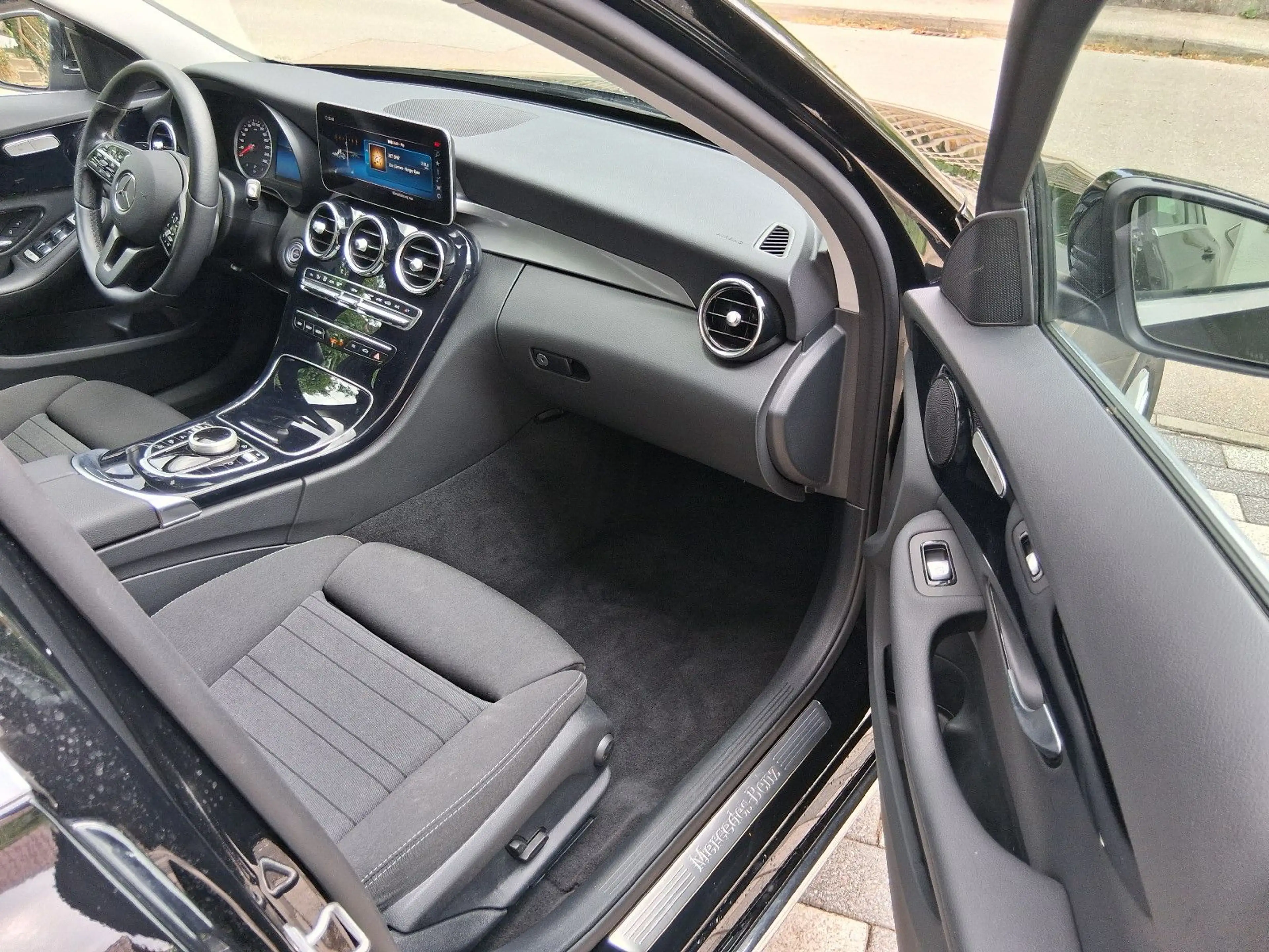 Mercedes-Benz C 220 d T Modell mit AVANTGARDE Motorhaube — photo 15