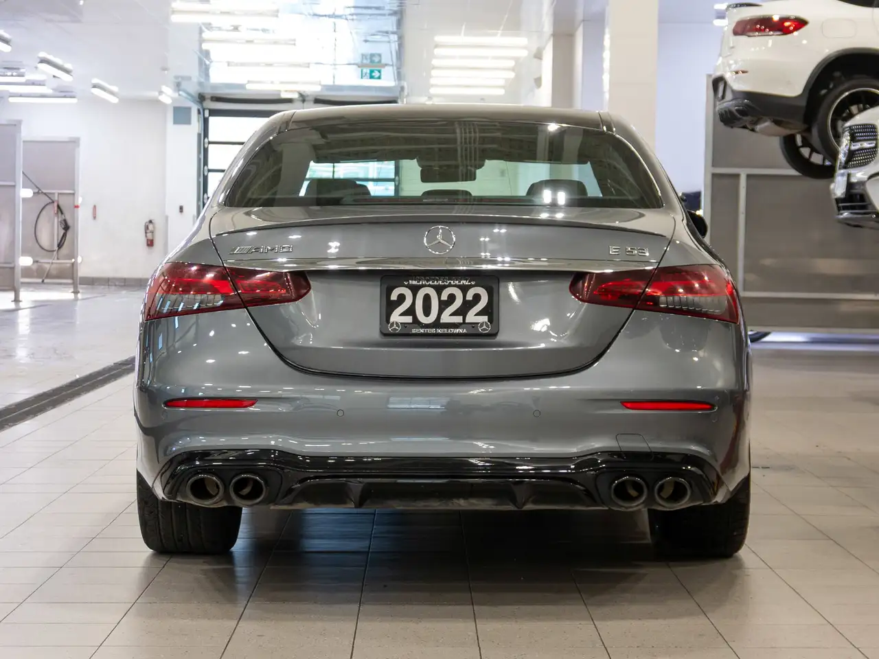 Mercedes-Benz E-Class снимка Mercedes-Benz E-Class