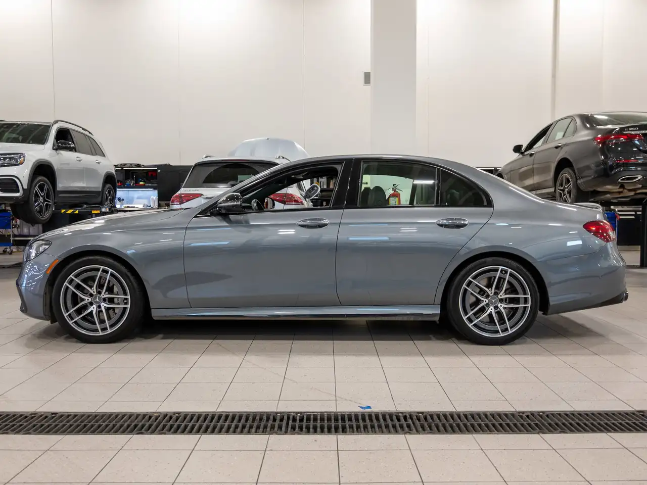 Mercedes-Benz E-Class снимка Mercedes-Benz E-Class