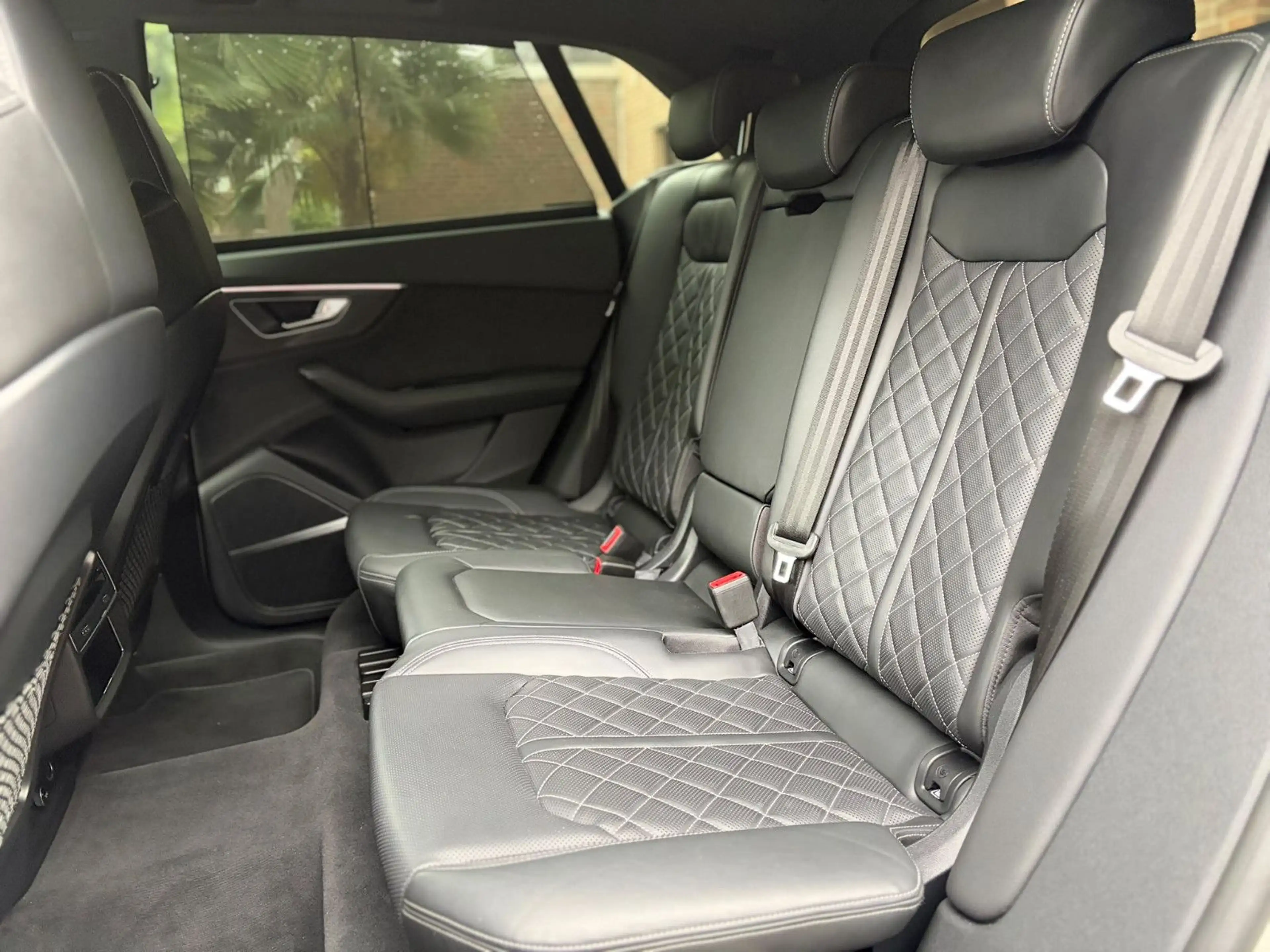 Audi SQ8 4.0 TFSI quattro — photo 14