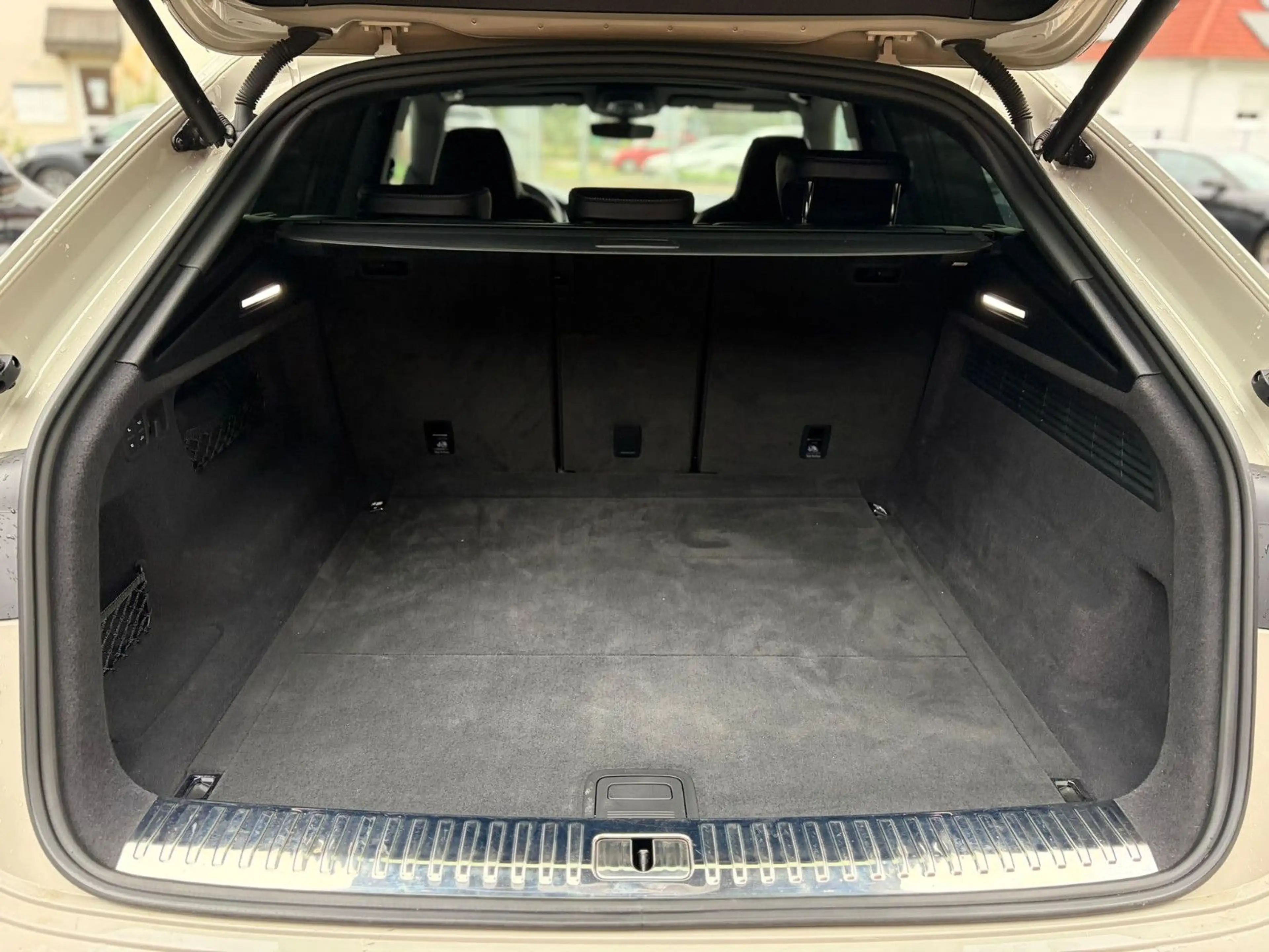 Audi SQ8 4.0 TFSI quattro — photo 11