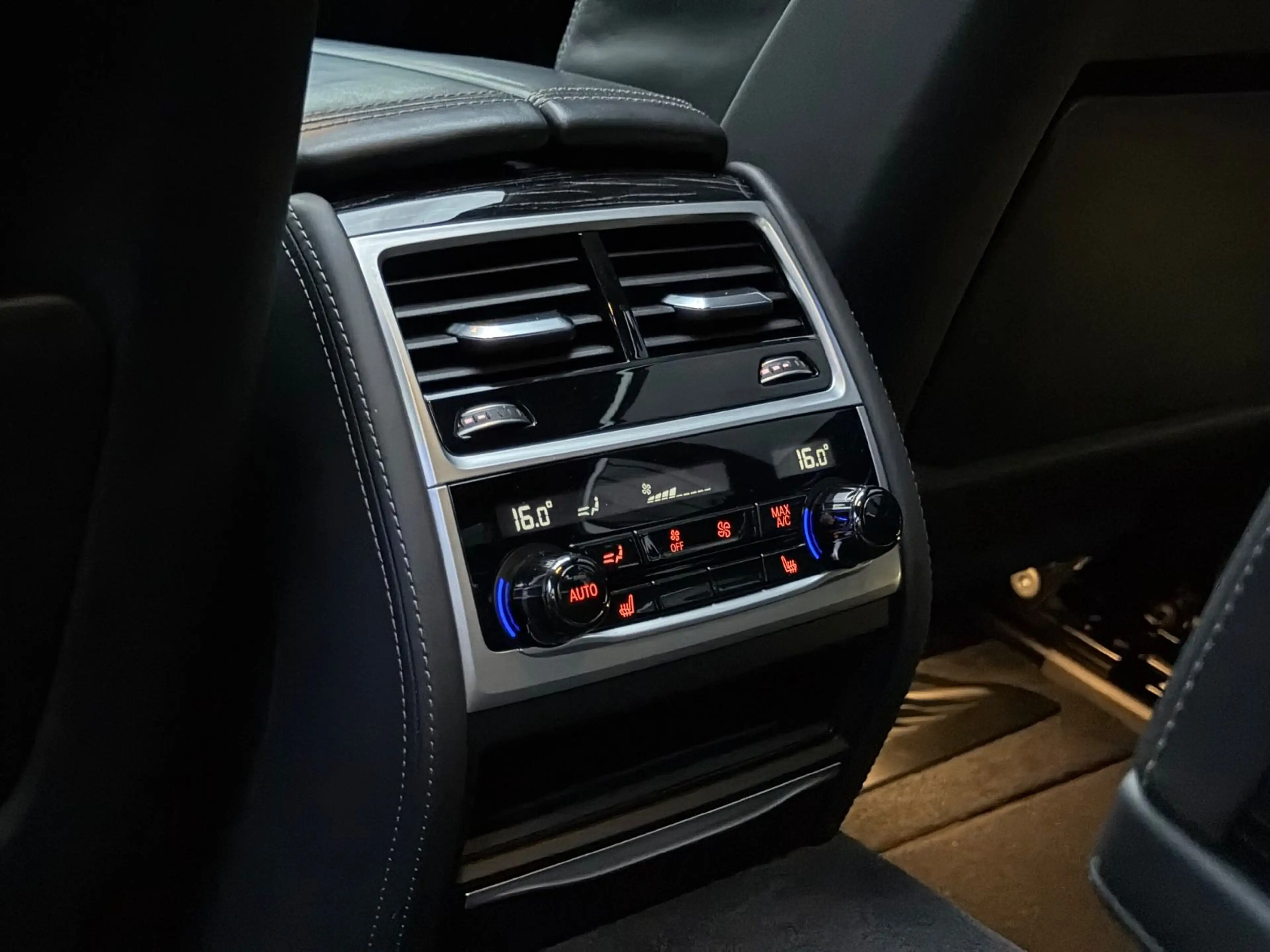 BMW 750 i xDrive M-SPORTPAKET/MASSAGE/HUD/GLASDACH/ — photo 32