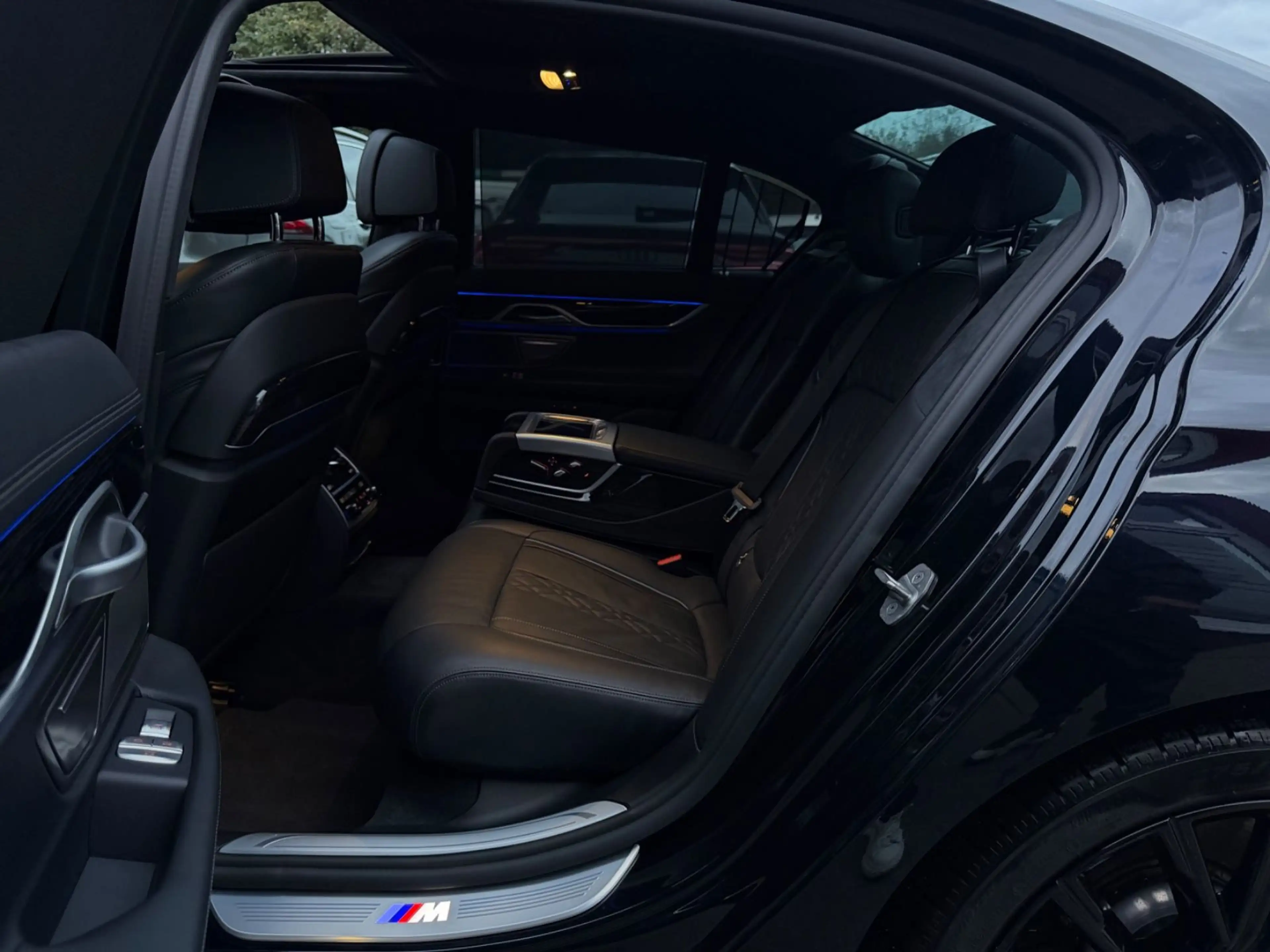 BMW 750 i xDrive M-SPORTPAKET/MASSAGE/HUD/GLASDACH/ — photo 29