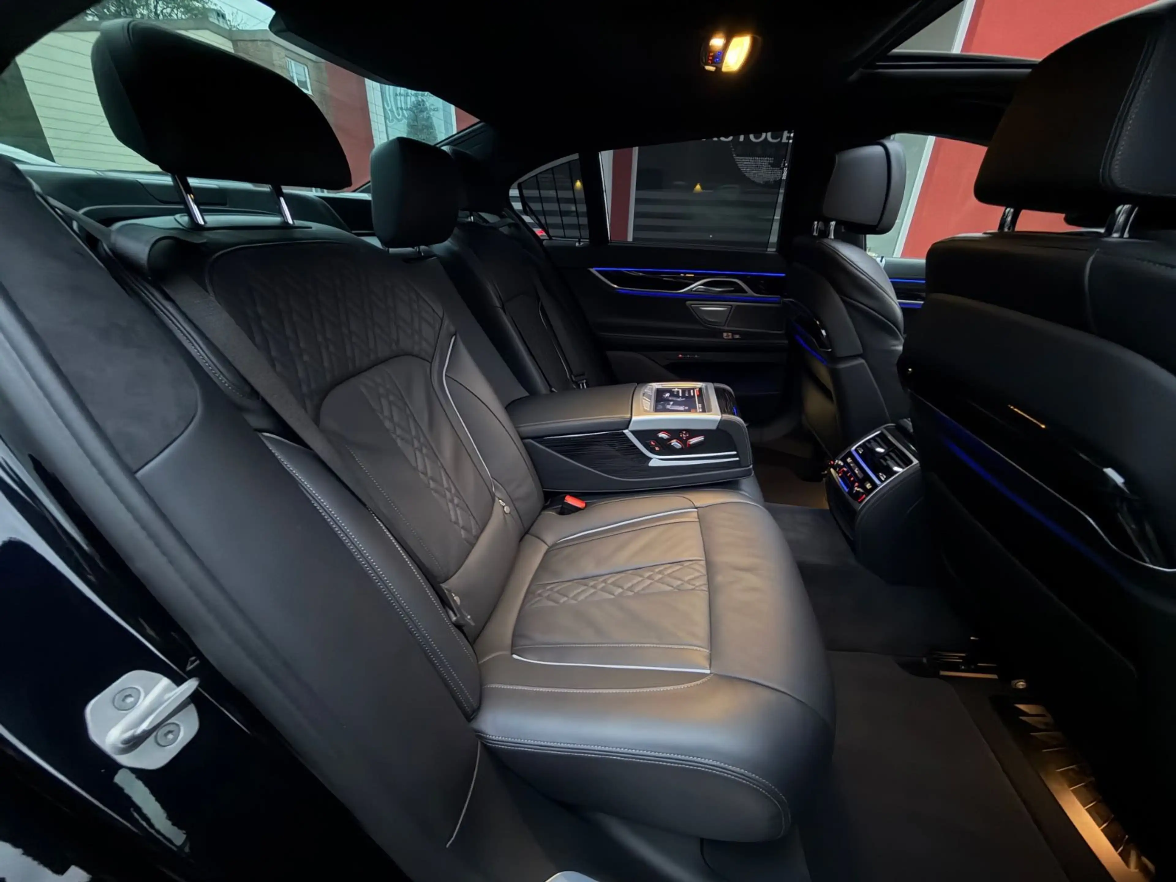 BMW 750 i xDrive M-SPORTPAKET/MASSAGE/HUD/GLASDACH/ — photo 43