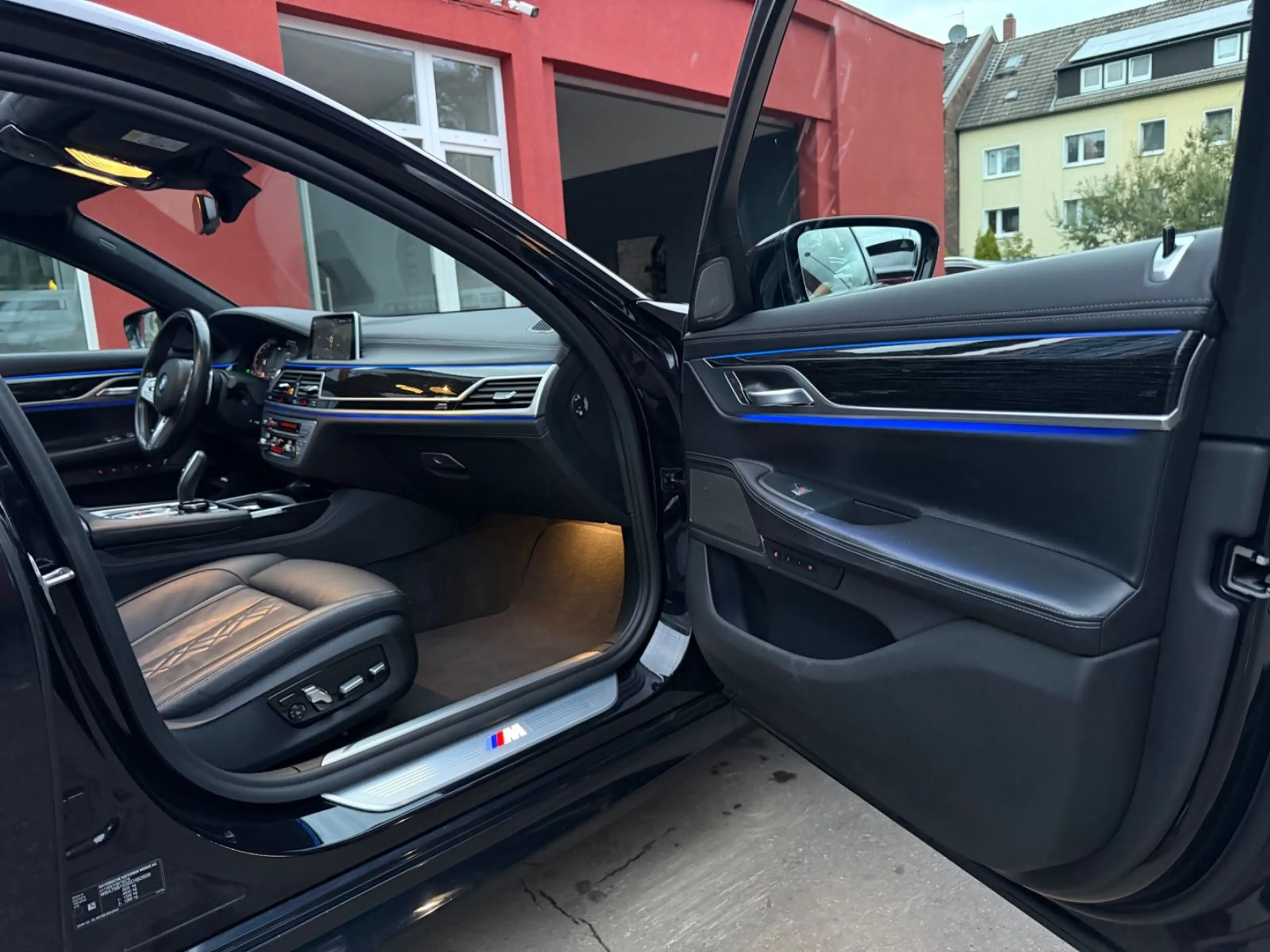 BMW 750 i xDrive M-SPORTPAKET/MASSAGE/HUD/GLASDACH/ — photo 45