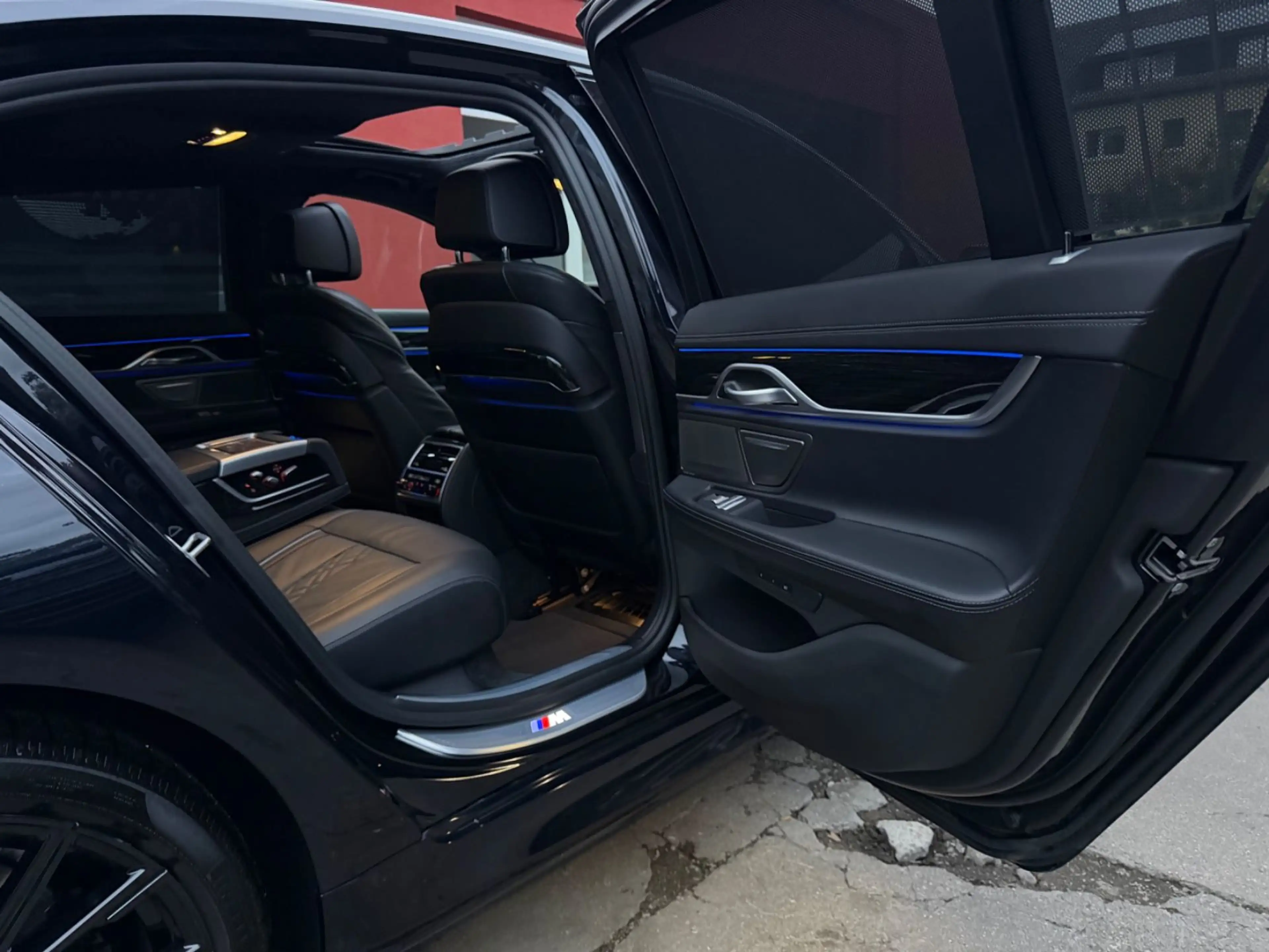 BMW 750 i xDrive M-SPORTPAKET/MASSAGE/HUD/GLASDACH/ — photo 40