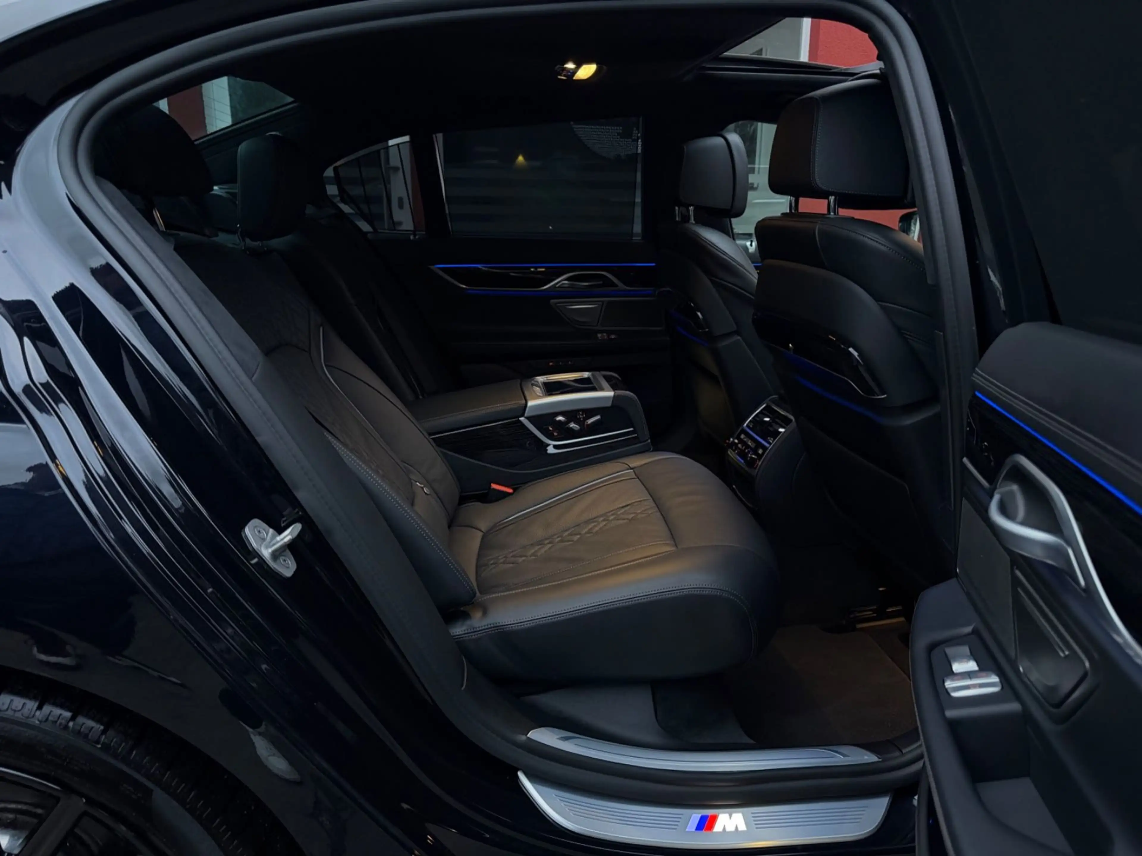 BMW 750 i xDrive M-SPORTPAKET/MASSAGE/HUD/GLASDACH/ — photo 42