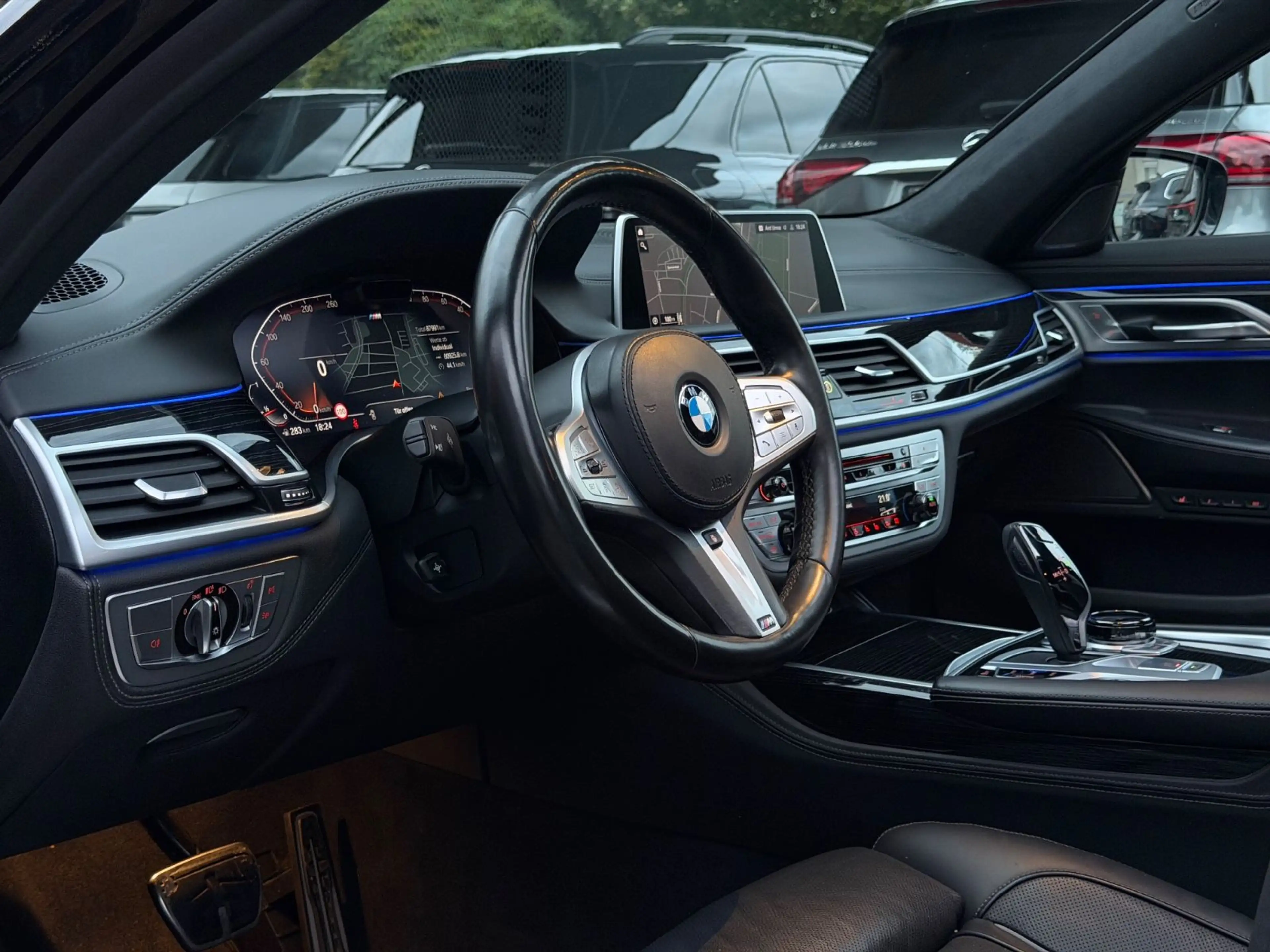 BMW 750 i xDrive M-SPORTPAKET/MASSAGE/HUD/GLASDACH/ — photo 11