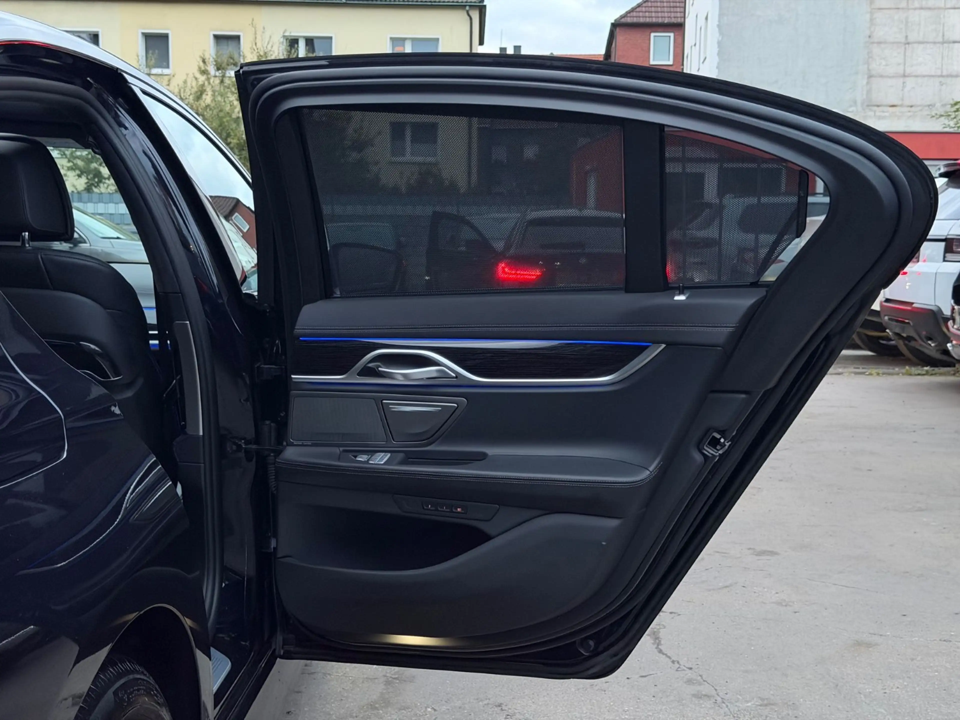 BMW 750 i xDrive M-SPORTPAKET/MASSAGE/HUD/GLASDACH/ — photo 39