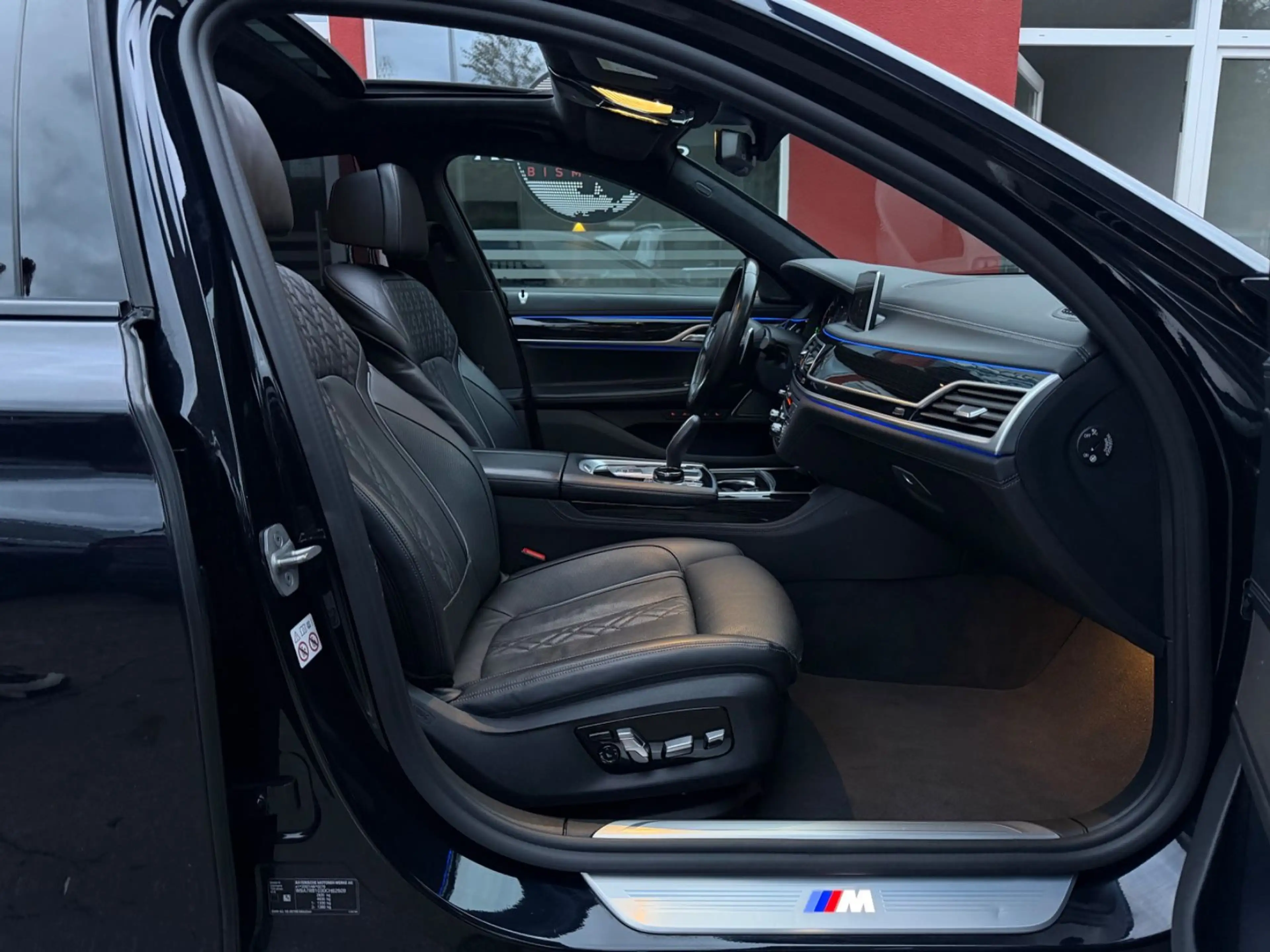 BMW 750 i xDrive M-SPORTPAKET/MASSAGE/HUD/GLASDACH/ — photo 47