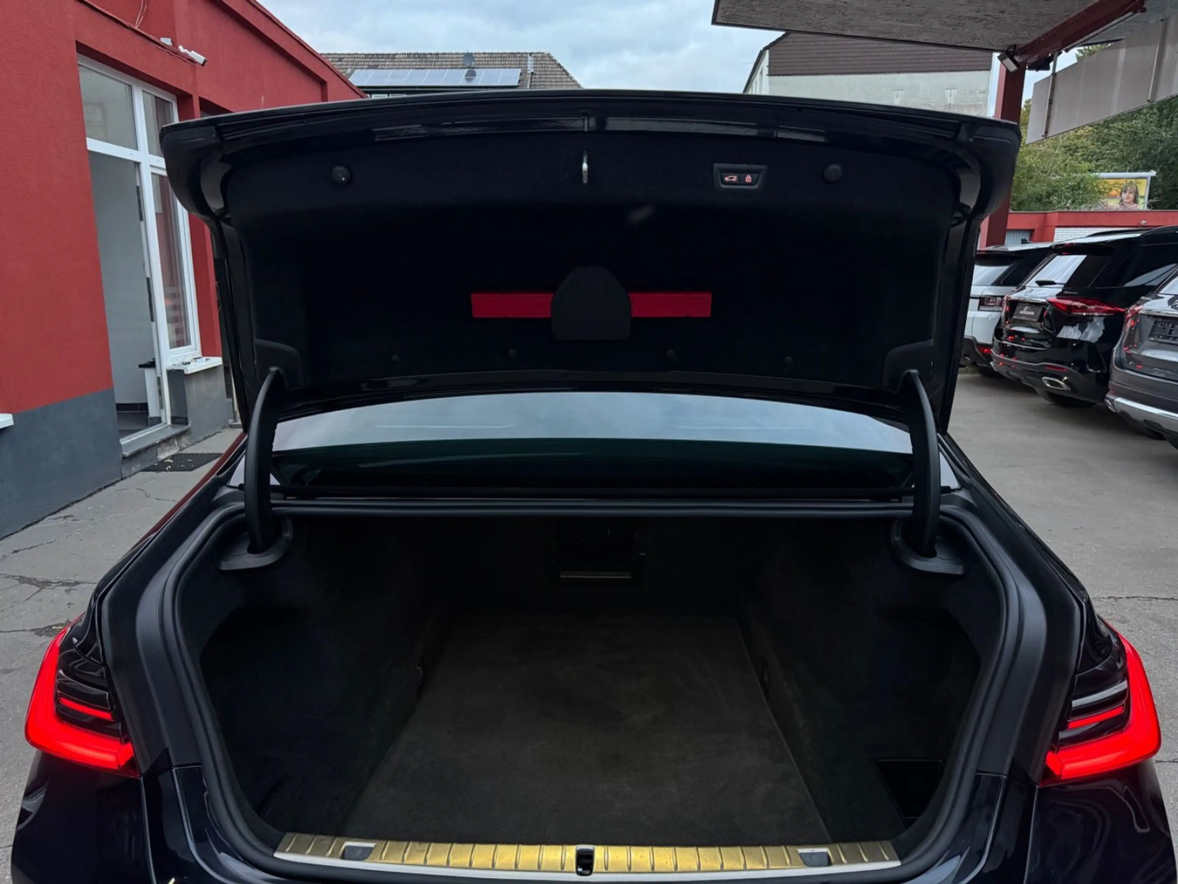 BMW 750 i xDrive M-SPORTPAKET/MASSAGE/HUD/GLASDACH/ — photo 37