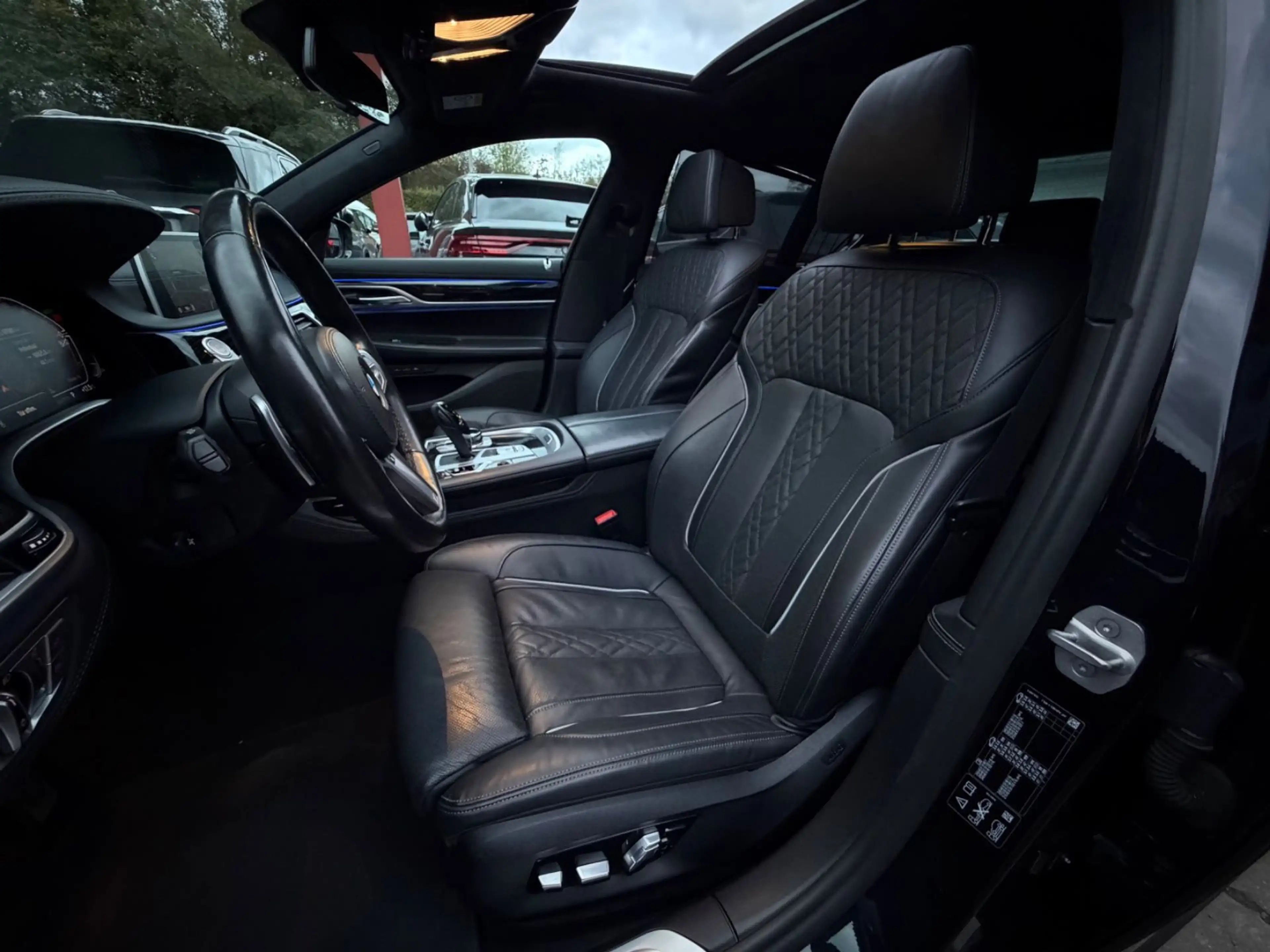 BMW 750 i xDrive M-SPORTPAKET/MASSAGE/HUD/GLASDACH/ — photo 25